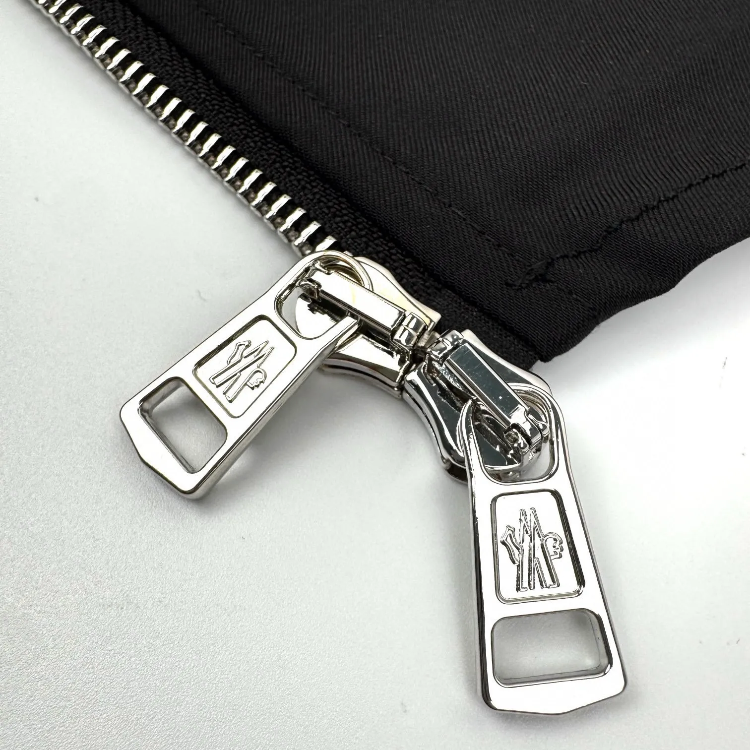 P480 Exclusive supply] Moncler Pocket Logo Zipper Jacket (Black) Original purchase and development of 7,100, the fabric is made of custom-made high-quality cotton hidden pattern gabardine. It is full of texture, comfortable and close to the skin, encounters brown tones, and exudes restrained tenderness. The iconic Moncler logo embroidered logo is embellished on it, adding brand recognition. Simple and smooth lines. The zipper opening and closing also follows the principle of minimalism. Use simplicity as the pen and texture as the ink. Use the simplest elements. To outline the most moving fashion picture, imported special machine infrared is used to position the "Moncler logo embroidery". The position is more accurate. It is firm and strong. The template machine opens the bag. The preset template guides the position of the bag. The shape and size. The accuracy ensures the quality of the bag opening effect. The fabrics have been washed and washed. It has a better hand feel and texture. It is not easy to deform, not easy to shrink, not easy to fade, and maintains long-term beauty. Size:S-M-L-XL