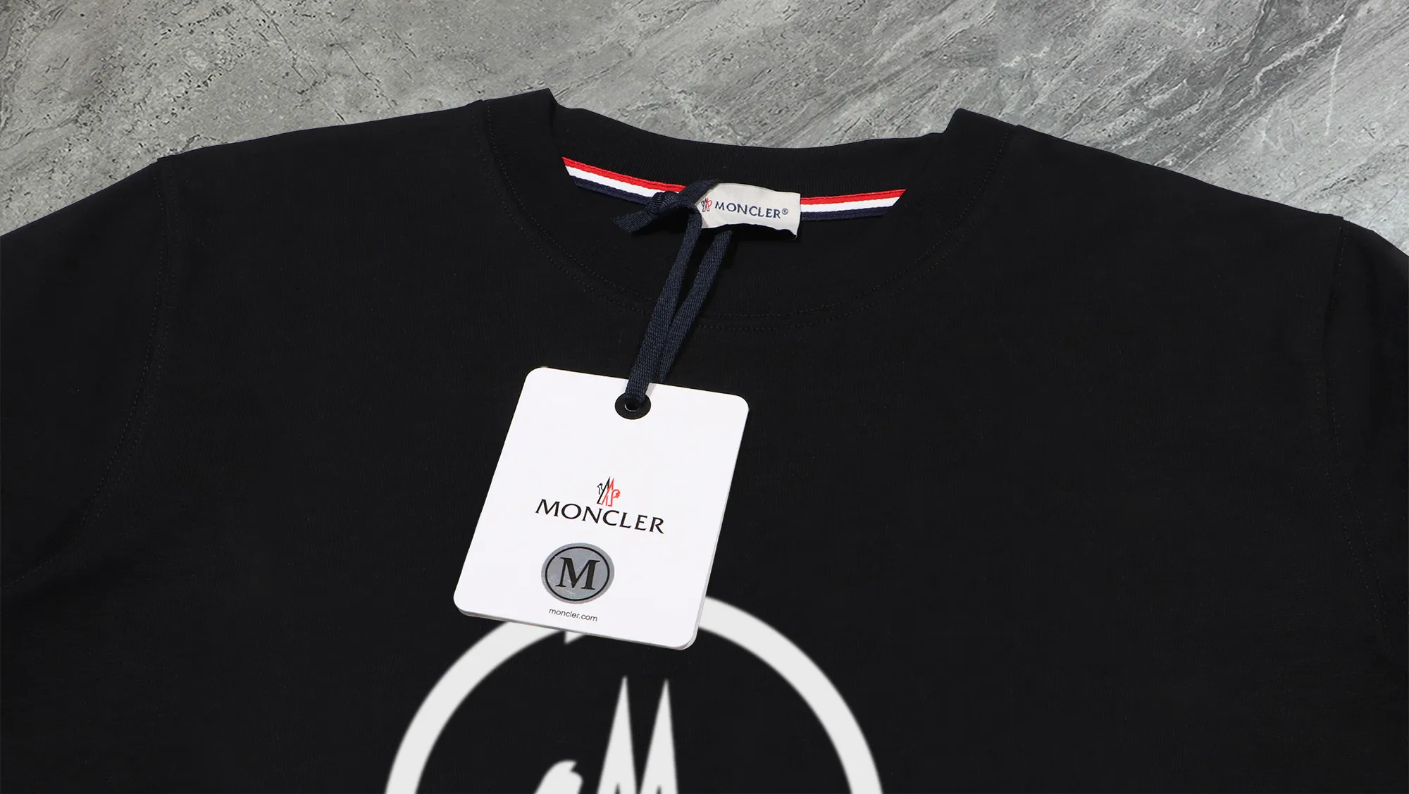 P210 High-version sweatshirt) [Long-term stock] 〖𝐌𝐎𝐍𝐂𝐋𝐄𝐑~Mask〗 Made of 440g heavy-weight fabric. It is different from the market currency. It can be matched with any variety and is properly handsome. 😎The whole dress is made of double waistcoats. The double waistcoats make the whole dress more three-dimensional. Not ordinary factories can do such fine work. 2025 Spring runway version of the T stage, on sale at the counter, round neck terry sweatshirt, high-end double-strand pure cotton, custom-made stretch ribs, dyed in the same vat, complete with three standards, matched with exquisite embroidered LOGO on the chest, simple and advanced, same style for men and women. Color: black, apricot, white, size: S M L XL 2XL