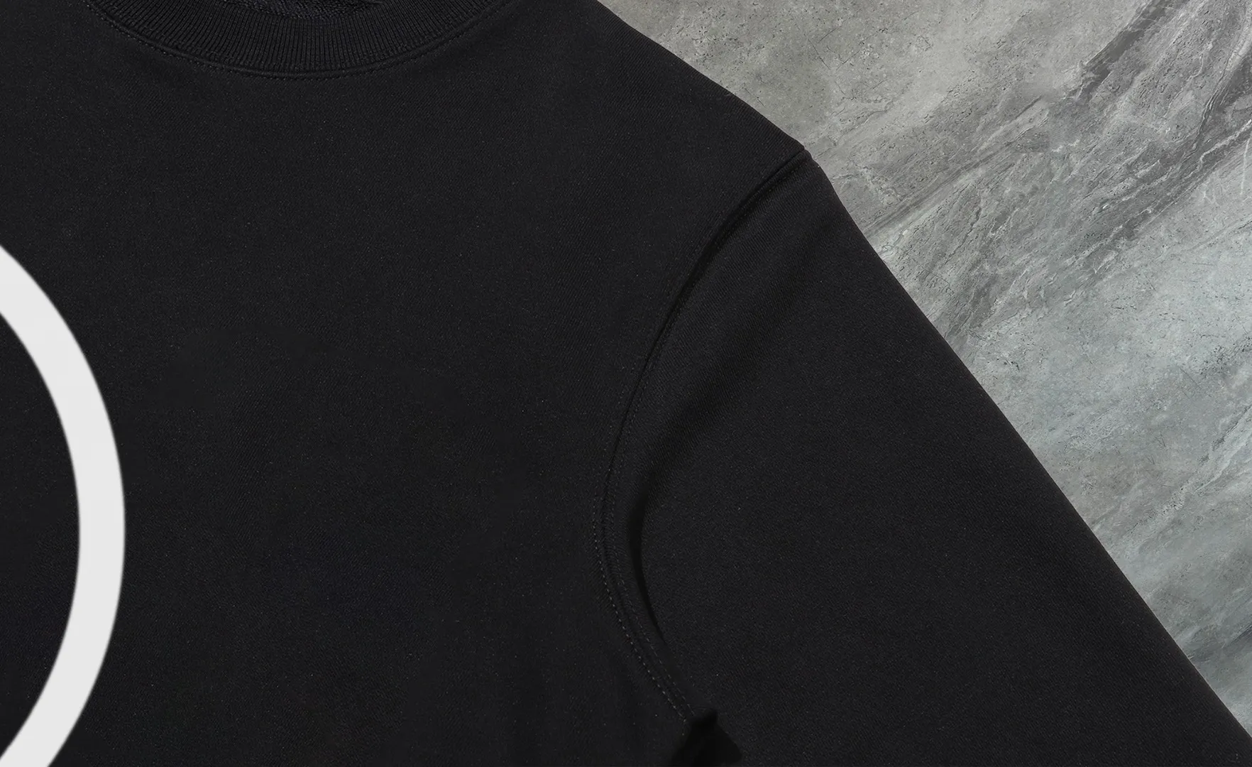 P210 High-version sweatshirt) [Long-term stock] 〖𝐌𝐎𝐍𝐂𝐋𝐄𝐑~Mask〗 Made of 440g heavy-weight fabric. It is different from the market currency. It can be matched with any variety and is properly handsome. 😎The whole dress is made of double waistcoats. The double waistcoats make the whole dress more three-dimensional. Not ordinary factories can do such fine work. 2025 Spring runway version of the T stage, on sale at the counter, round neck terry sweatshirt, high-end double-strand pure cotton, custom-made stretch ribs, dyed in the same vat, complete with three standards, matched with exquisite embroidered LOGO on the chest, simple and advanced, same style for men and women. Color: black, apricot, white, size: S M L XL 2XL