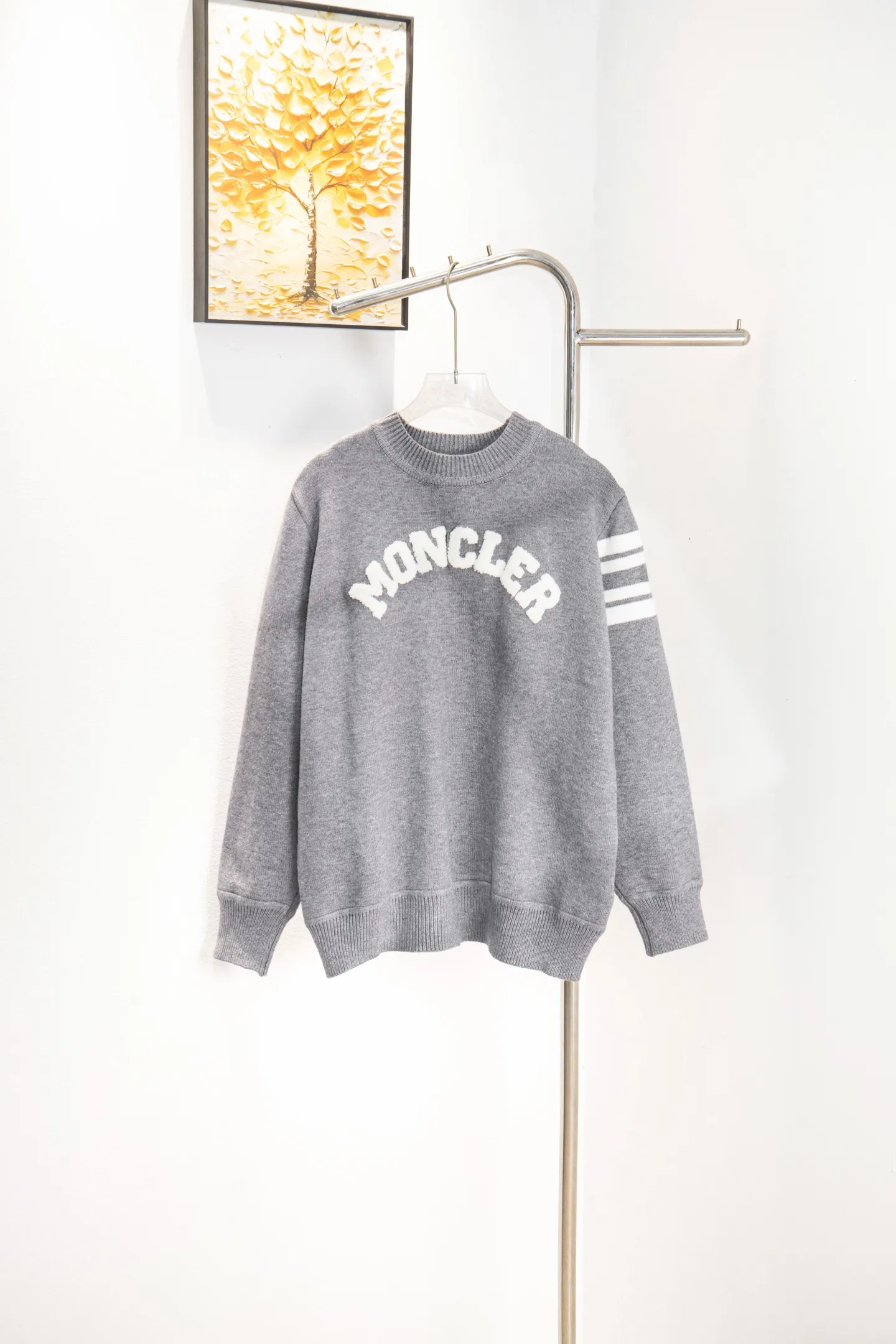 P240 Style No.: Y273 Moncler Spring, Autumn and Winter two-color small label terry embroidered knitted round neck sweater. The classic Moncler letter logo is spliced with sand knitting. 7-needle jacquard machine operation. The yarn selection is soft and comfortable and not prickly. The classic small label is simple and elegant. The weight of a piece of clothing is more than one kilogram. Proper high quality. 1:1 customization. The true restoration of ZP. How can we not have a masked sweater this autumn and winter? Can be worn by both men and women. Color: black Gray Size: S-XL