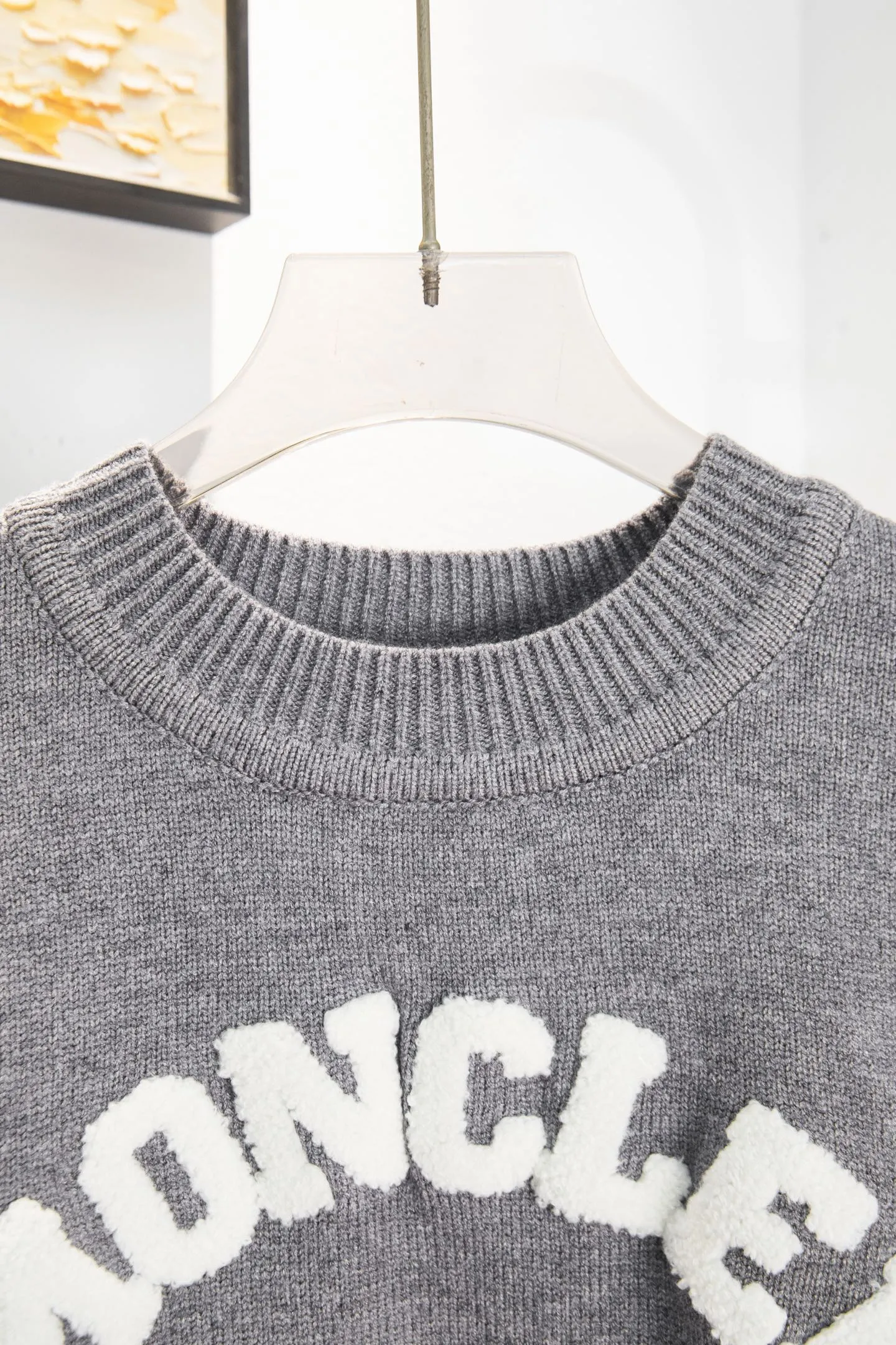 P240 Style No.: Y273 Moncler Spring, Autumn and Winter two-color small label terry embroidered knitted round neck sweater. The classic Moncler letter logo is spliced with sand knitting. 7-needle jacquard machine operation. The yarn selection is soft and comfortable and not prickly. The classic small label is simple and elegant. The weight of a piece of clothing is more than one kilogram. Proper high quality. 1:1 customization. The true restoration of ZP. How can we not have a masked sweater this autumn and winter? Can be worn by both men and women. Color: black Gray Size: S-XL