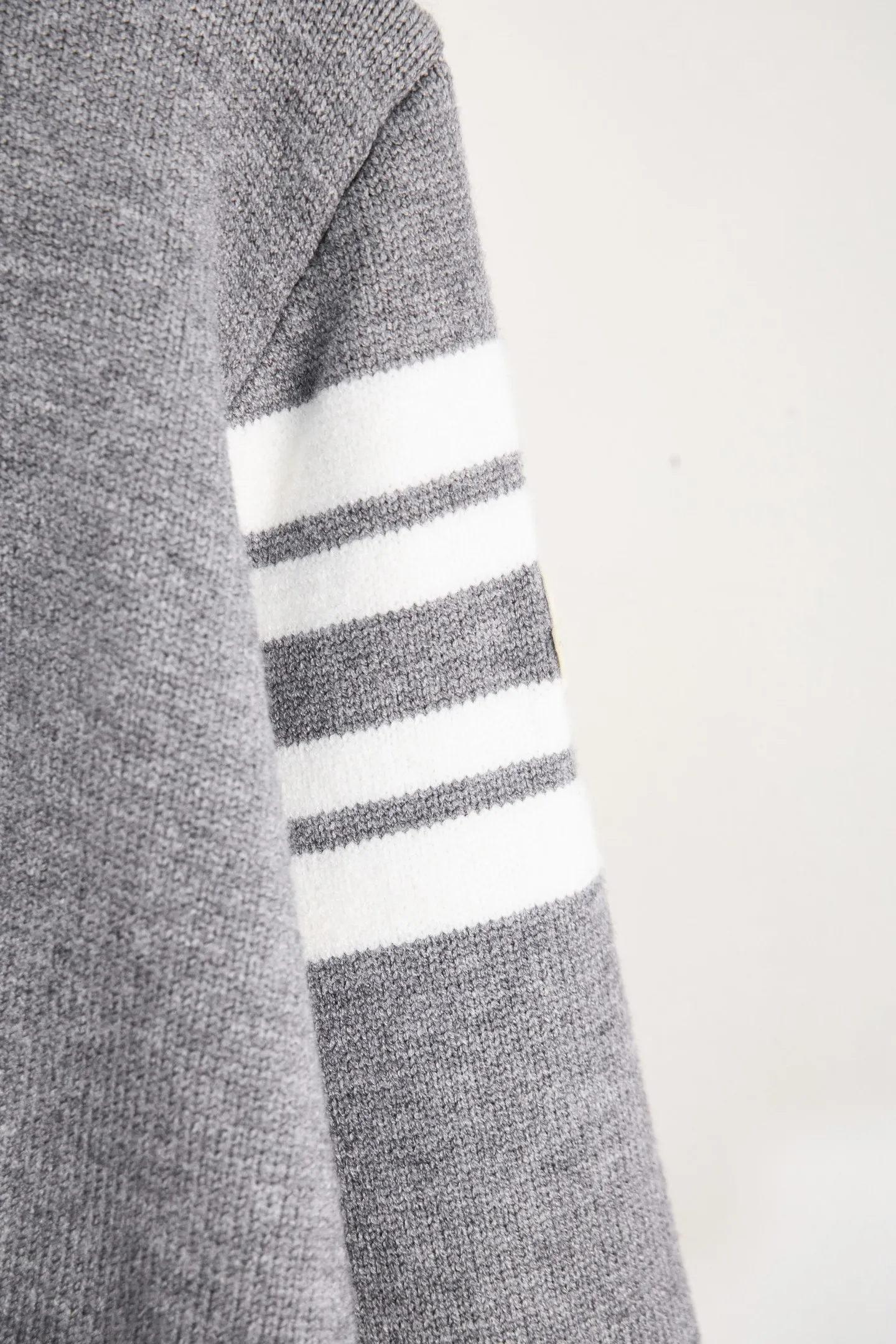 P240 Style No.: Y273 Moncler Spring, Autumn and Winter two-color small label terry embroidered knitted round neck sweater. The classic Moncler letter logo is spliced with sand knitting. 7-needle jacquard machine operation. The yarn selection is soft and comfortable and not prickly. The classic small label is simple and elegant. The weight of a piece of clothing is more than one kilogram. Proper high quality. 1:1 customization. The true restoration of ZP. How can we not have a masked sweater this autumn and winter? Can be worn by both men and women. Color: black Gray Size: S-XL