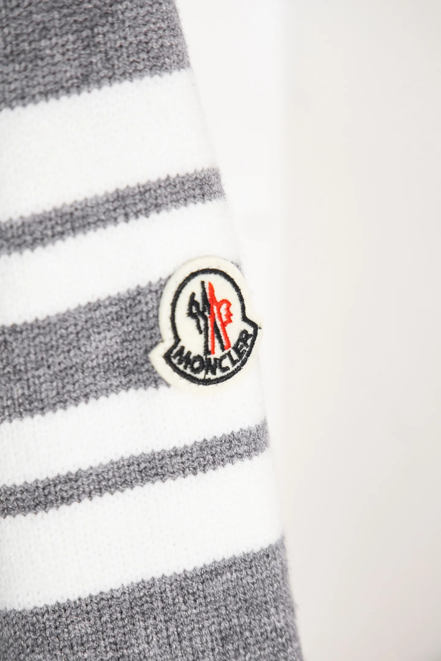 P240 Style No.: Y273 Moncler Spring, Autumn and Winter two-color small label terry embroidered knitted round neck sweater. The classic Moncler letter logo is spliced with sand knitting. 7-needle jacquard machine operation. The yarn selection is soft and comfortable and not prickly. The classic small label is simple and elegant. The weight of a piece of clothing is more than one kilogram. Proper high quality. 1:1 customization. The true restoration of ZP. How can we not have a masked sweater this autumn and winter? Can be worn by both men and women. Color: black Gray Size: S-XL