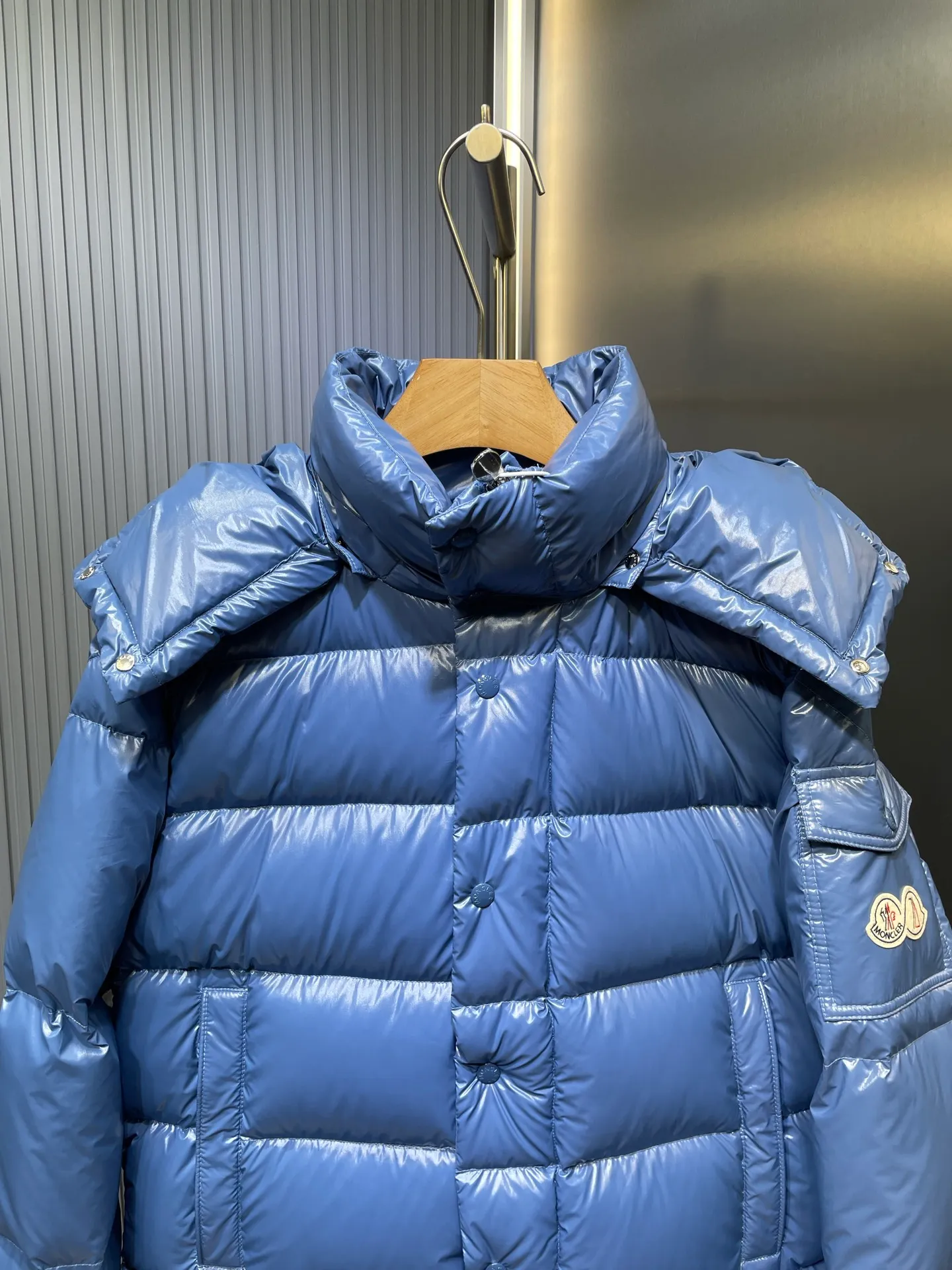 P1080 moncler special 🌟Highest quality Moncler Maya 70 winter short style. Goose down filled version. Moncler down is specially designed to celebrate the brand's 70th anniversary and is made of metallic nylon. Adhering to tradition and embracing innovation, Moncler Maya 70 combines the real world with the digital realm. This icon is interpreted in metallic colors and is available in limited edition Size: 1-5 Couple size