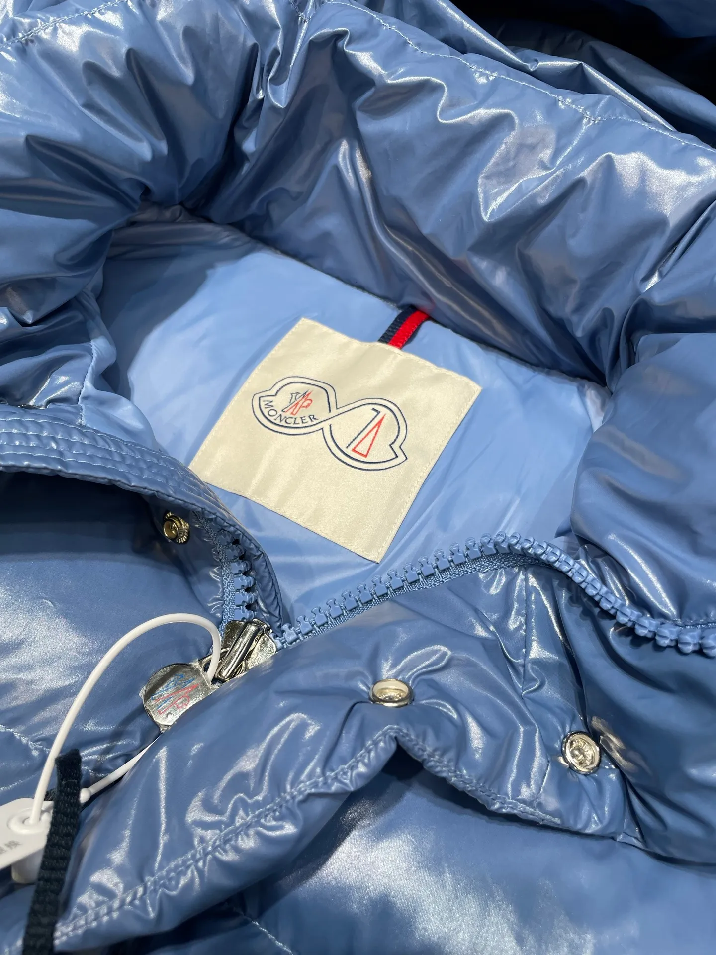 P1080 moncler special 🌟Highest quality Moncler Maya 70 winter short style. Goose down filled version. Moncler down is specially designed to celebrate the brand's 70th anniversary and is made of metallic nylon. Adhering to tradition and embracing innovation, Moncler Maya 70 combines the real world with the digital realm. This icon is interpreted in metallic colors and is available in limited edition Size: 1-5 Couple size