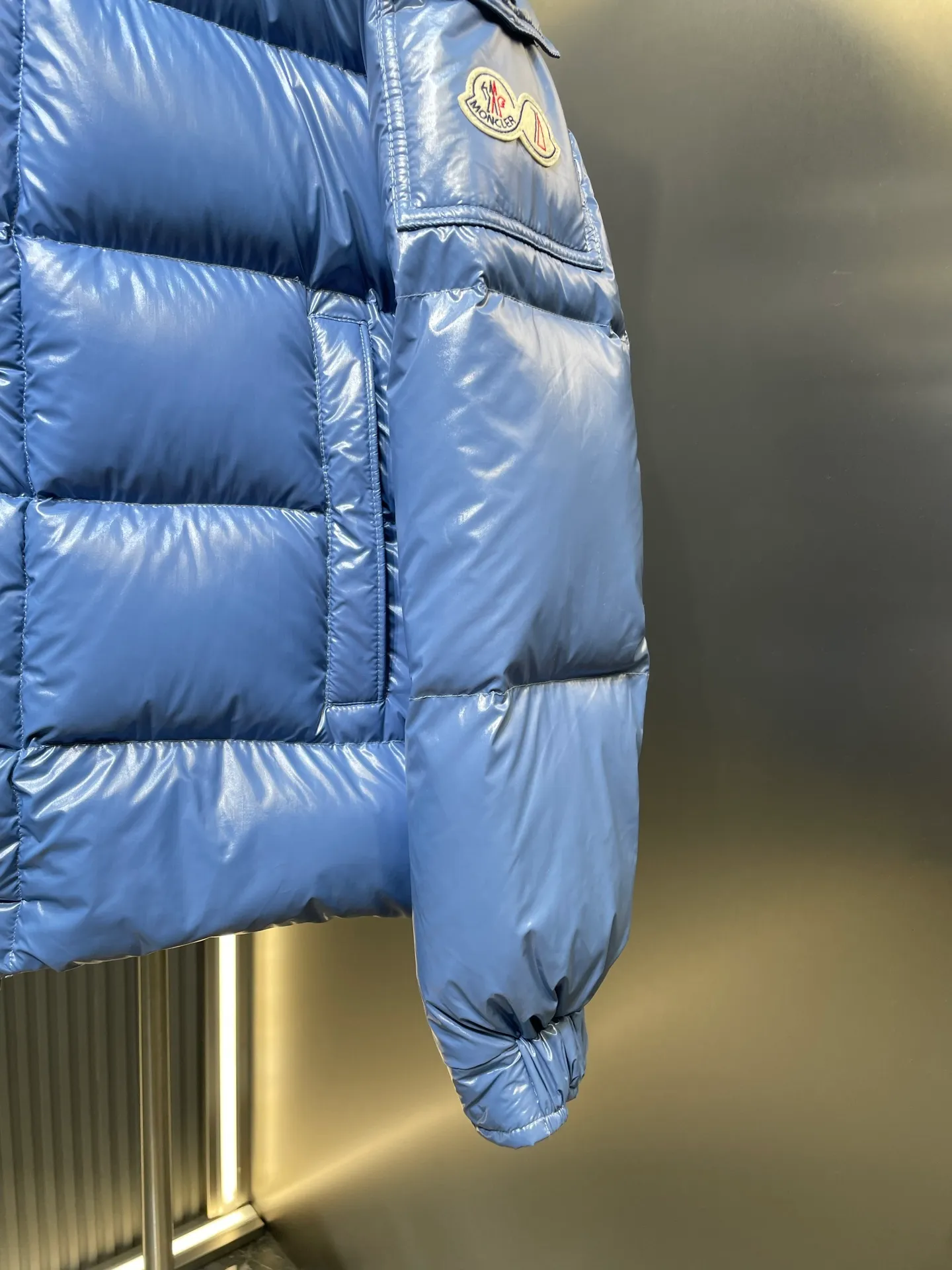 P1080 moncler special 🌟Highest quality Moncler Maya 70 winter short style. Goose down filled version. Moncler down is specially designed to celebrate the brand's 70th anniversary and is made of metallic nylon. Adhering to tradition and embracing innovation, Moncler Maya 70 combines the real world with the digital realm. This icon is interpreted in metallic colors and is available in limited edition Size: 1-5 Couple size