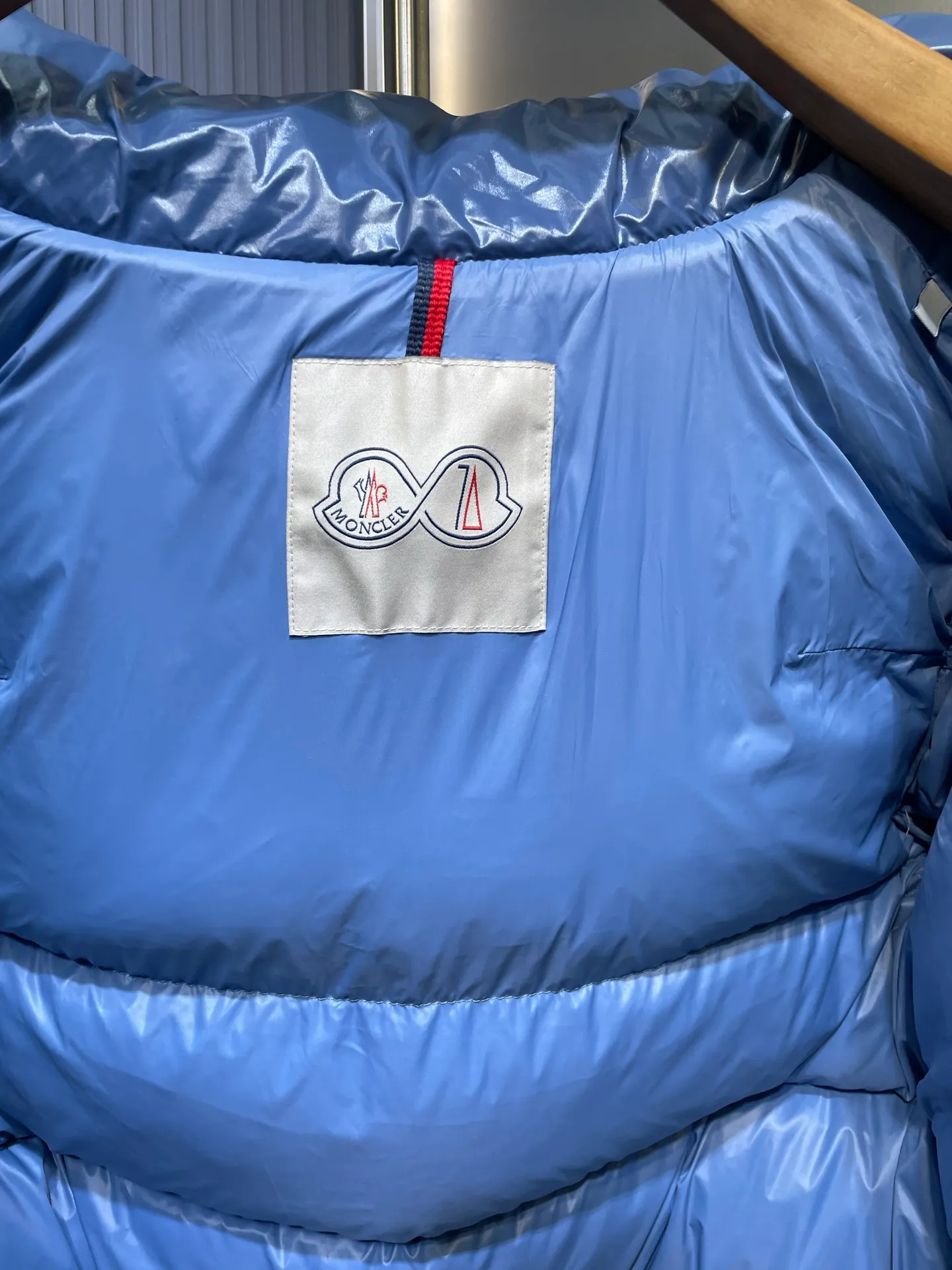 P1080 moncler special 🌟Highest quality Moncler Maya 70 winter short style. Goose down filled version. Moncler down is specially designed to celebrate the brand's 70th anniversary and is made of metallic nylon. Adhering to tradition and embracing innovation, Moncler Maya 70 combines the real world with the digital realm. This icon is interpreted in metallic colors and is available in limited edition Size: 1-5 Couple size