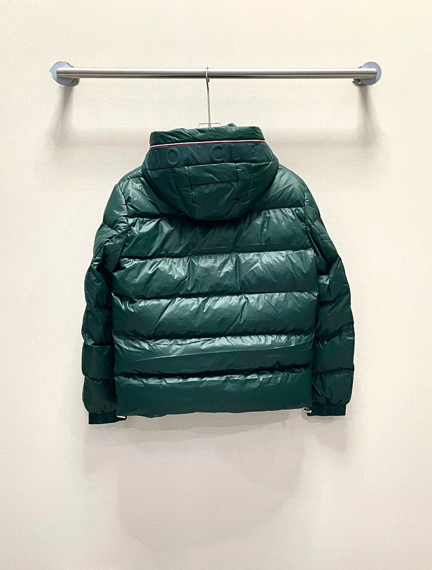 P480 Moncler/Wollaston classic lacquered down jacket. Shows the recognizable Moncler fashion style. Plays with contrasting fabrics. The shiny texture complements the warmth of the down jacket. The hooded style is detachable. It has a modern short design. The Moncler wording on the brim shows the brand charm. Color: black green