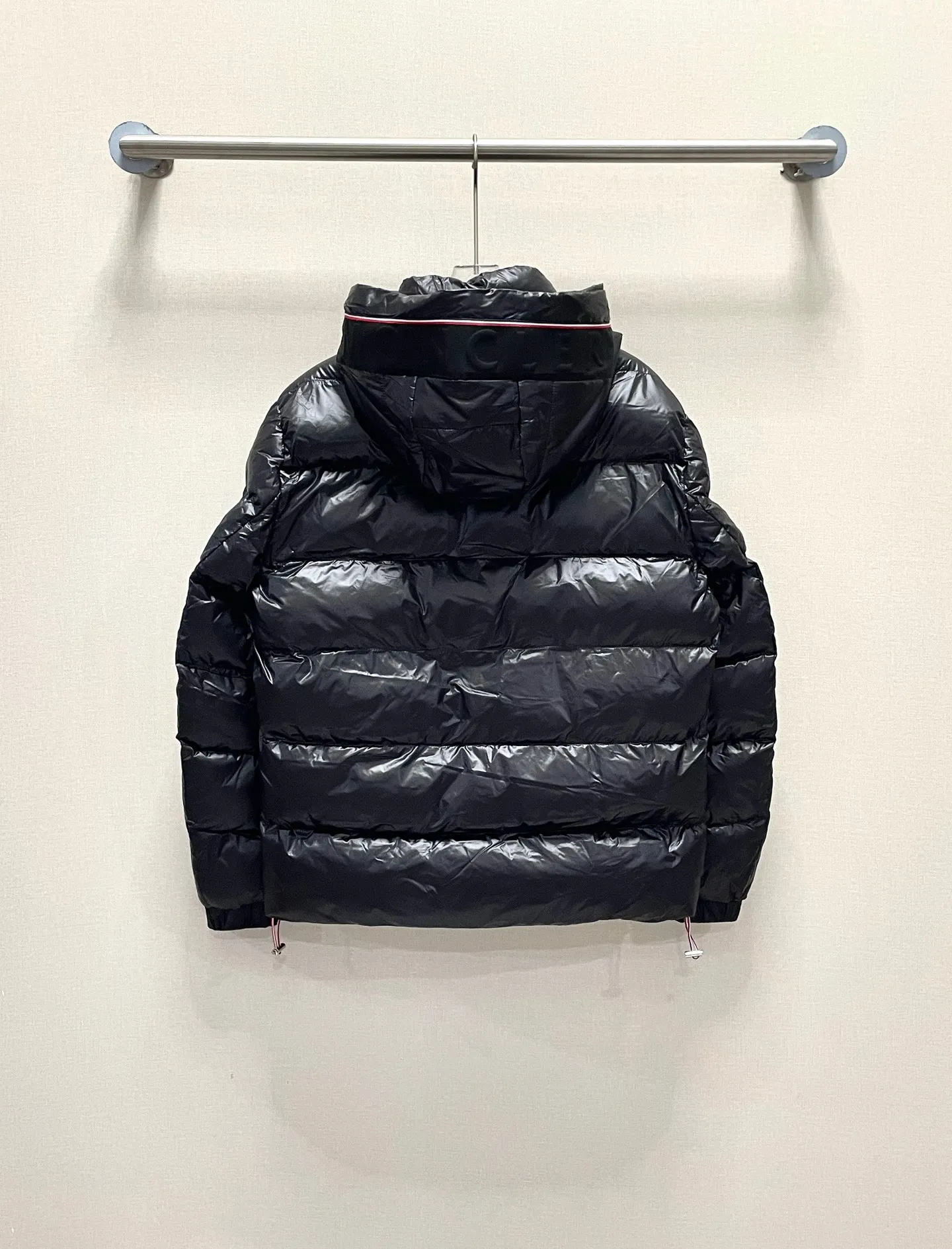 P480 Moncler/Wollaston classic lacquered down jacket. Shows the recognizable Moncler fashion style. Plays with contrasting fabrics. The shiny texture complements the warmth of the down jacket. The hooded style is detachable. It has a modern short design. The Moncler wording on the brim shows the brand charm. Color: black green