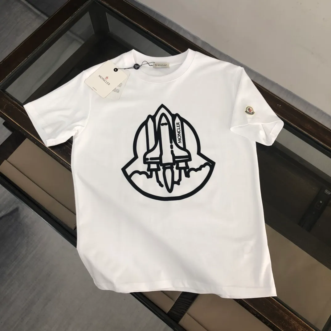 P150 Moncler new men's round neck short-sleeved T-shirt counter 25 spring and summer new products, high quality 🔥🔥Fashionable and versatile, customized imported fabrics, comfortable to wear, breathable, fashionable without losing personality, the upper body is casual and casual, handsome and stylish, showing the temperament of a big brand. Complete with three standards Color: Black White Size: S-XL (loose fit)
