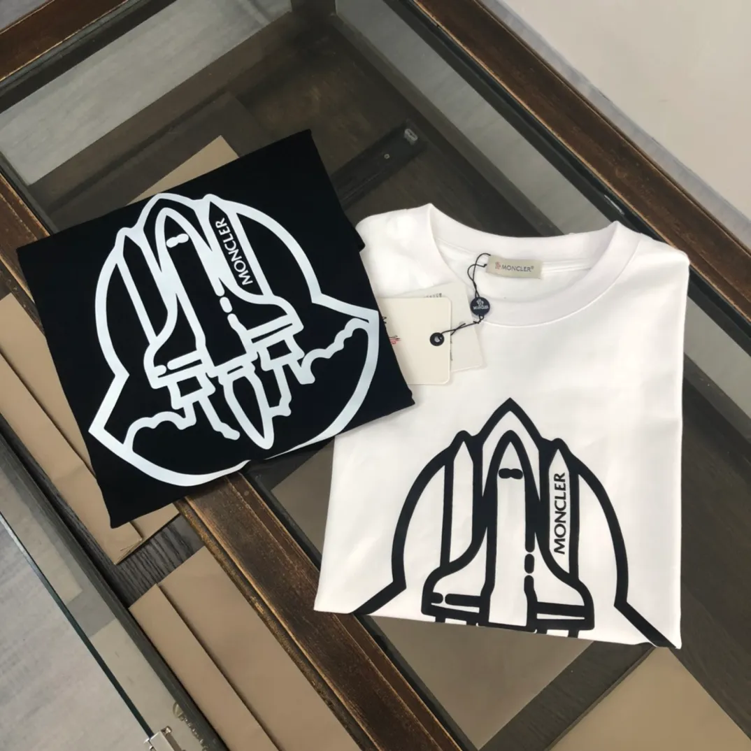 P150 Moncler new men's round neck short-sleeved T-shirt counter 25 spring and summer new products, high quality 🔥🔥Fashionable and versatile, customized imported fabrics, comfortable to wear, breathable, fashionable without losing personality, the upper body is casual and casual, handsome and stylish, showing the temperament of a big brand. Complete with three standards Color: Black White Size: S-XL (loose fit)