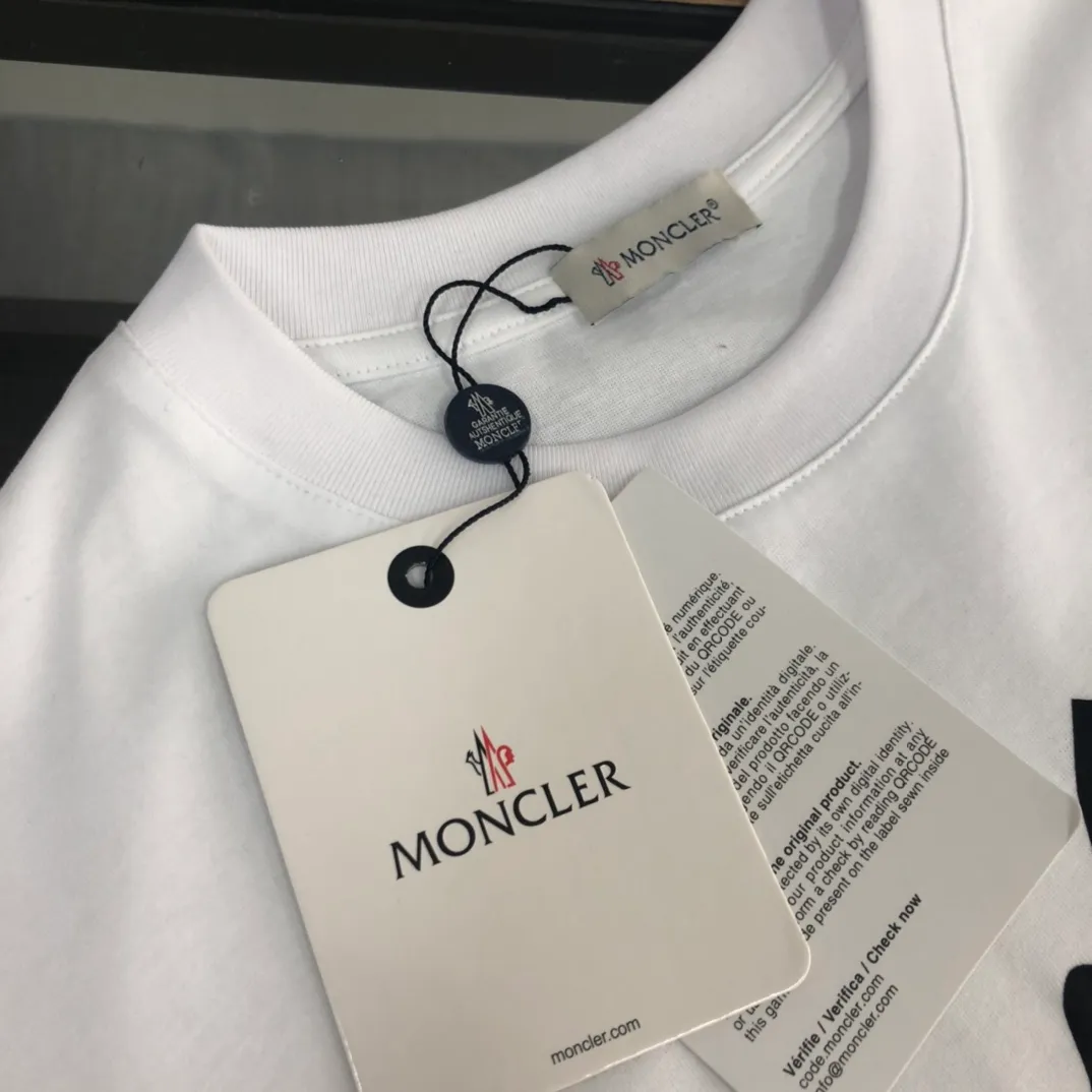 P150 Moncler new men's round neck short-sleeved T-shirt counter 25 spring and summer new products, high quality 🔥🔥Fashionable and versatile, customized imported fabrics, comfortable to wear, breathable, fashionable without losing personality, the upper body is casual and casual, handsome and stylish, showing the temperament of a big brand. Complete with three standards Color: Black White Size: S-XL (loose fit)