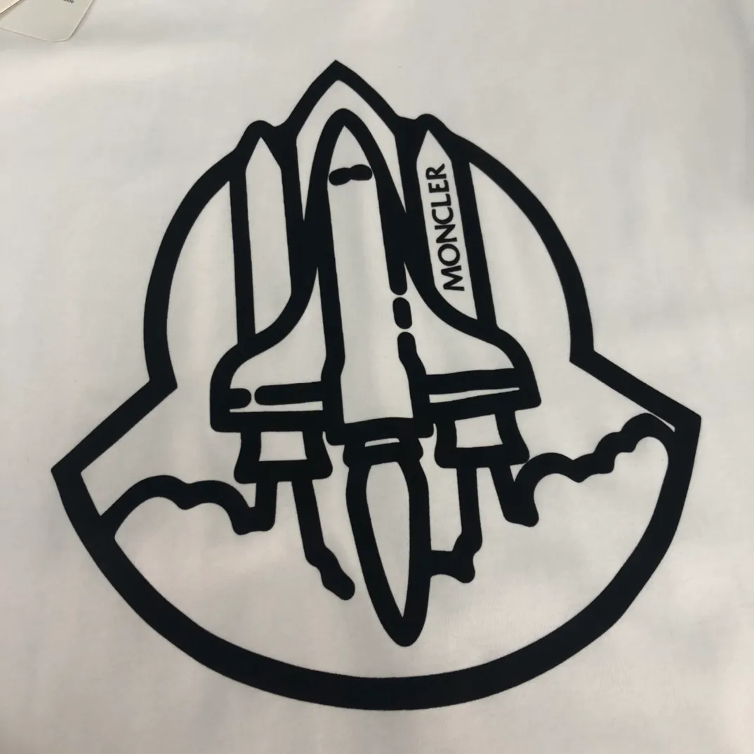 P150 Moncler new men's round neck short-sleeved T-shirt counter 25 spring and summer new products, high quality 🔥🔥Fashionable and versatile, customized imported fabrics, comfortable to wear, breathable, fashionable without losing personality, the upper body is casual and casual, handsome and stylish, showing the temperament of a big brand. Complete with three standards Color: Black White Size: S-XL (loose fit)