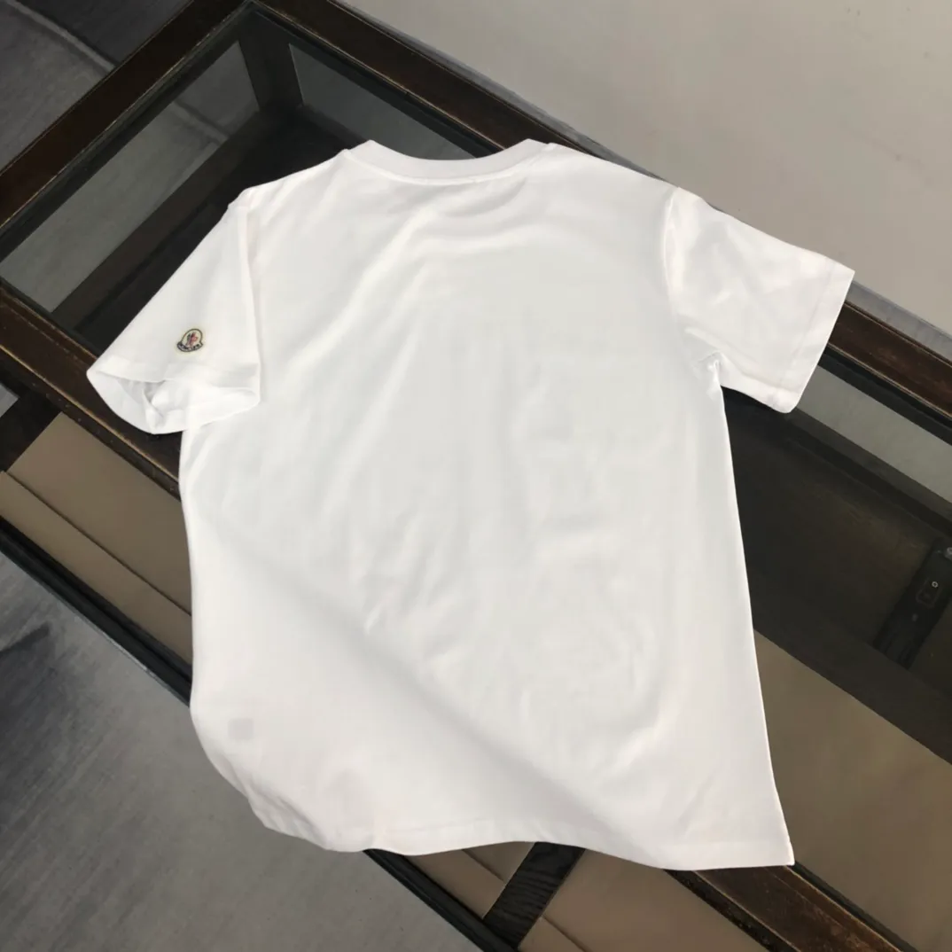 P150 Moncler new men's round neck short-sleeved T-shirt counter 25 spring and summer new products, high quality 🔥🔥Fashionable and versatile, customized imported fabrics, comfortable to wear, breathable, fashionable without losing personality, the upper body is casual and casual, handsome and stylish, showing the temperament of a big brand. Complete with three standards Color: Black White Size: S-XL (loose fit)