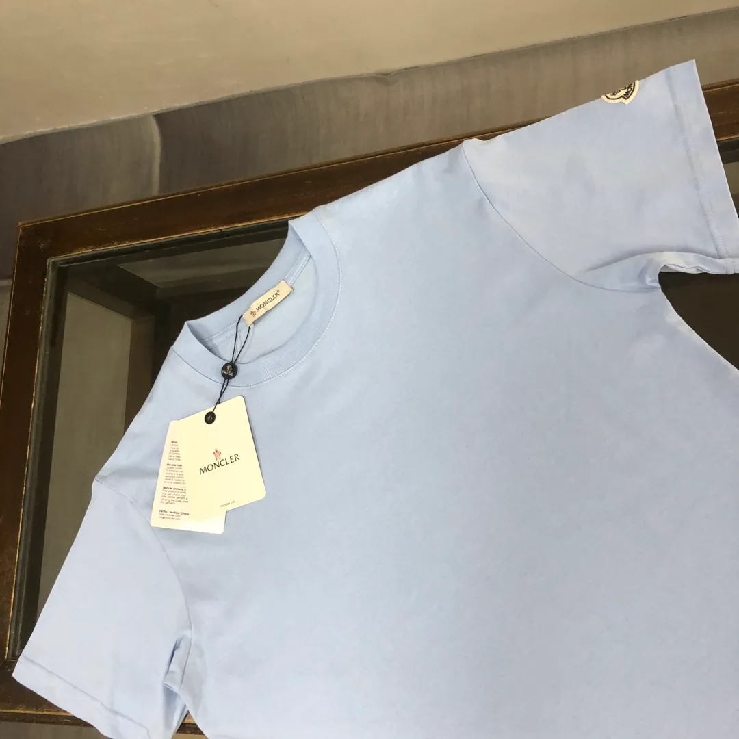P160 MONCLER 25 The latest short-sleeved T-shirt for couples ~ Simple clean version on the front and distinctive brand print design on the back ~ The fabric upper body is comfortable and breathable, not stiff, slim cut, and made of high-end custom-made pure cotton fabric! The upper body is comfortable and stylish, and it can be worn alone as an inner layer. It is a must-have for fashionistas! ! ! Color: Black White Brown Gray Sky Blue Size: S M L XL (Loose fit! Please state your height and weight when placing an order)