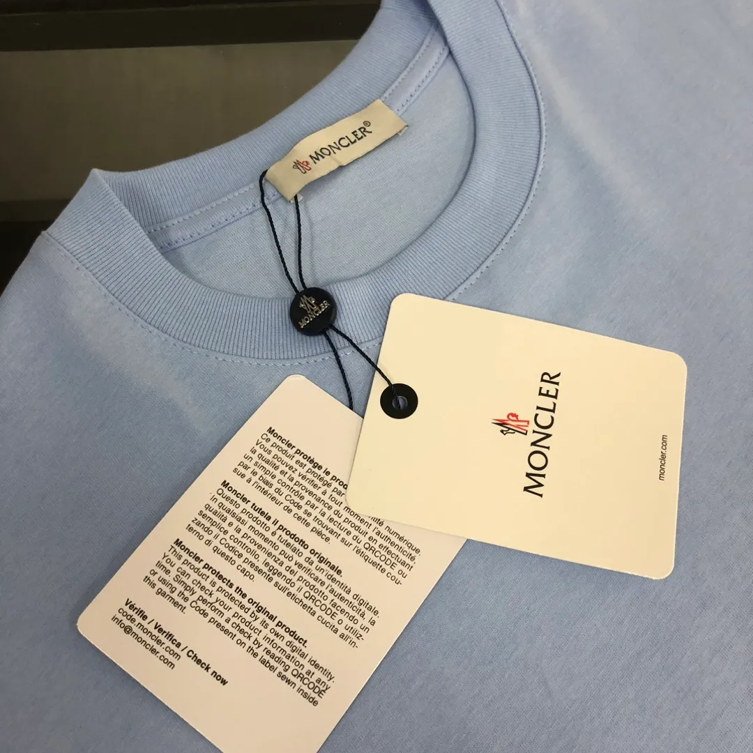 P160 MONCLER 25 The latest short-sleeved T-shirt for couples ~ Simple clean version on the front and distinctive brand print design on the back ~ The fabric upper body is comfortable and breathable, not stiff, slim cut, and made of high-end custom-made pure cotton fabric! The upper body is comfortable and stylish, and it can be worn alone as an inner layer. It is a must-have for fashionistas! ! ! Color: Black White Brown Gray Sky Blue Size: S M L XL (Loose fit! Please state your height and weight when placing an order)