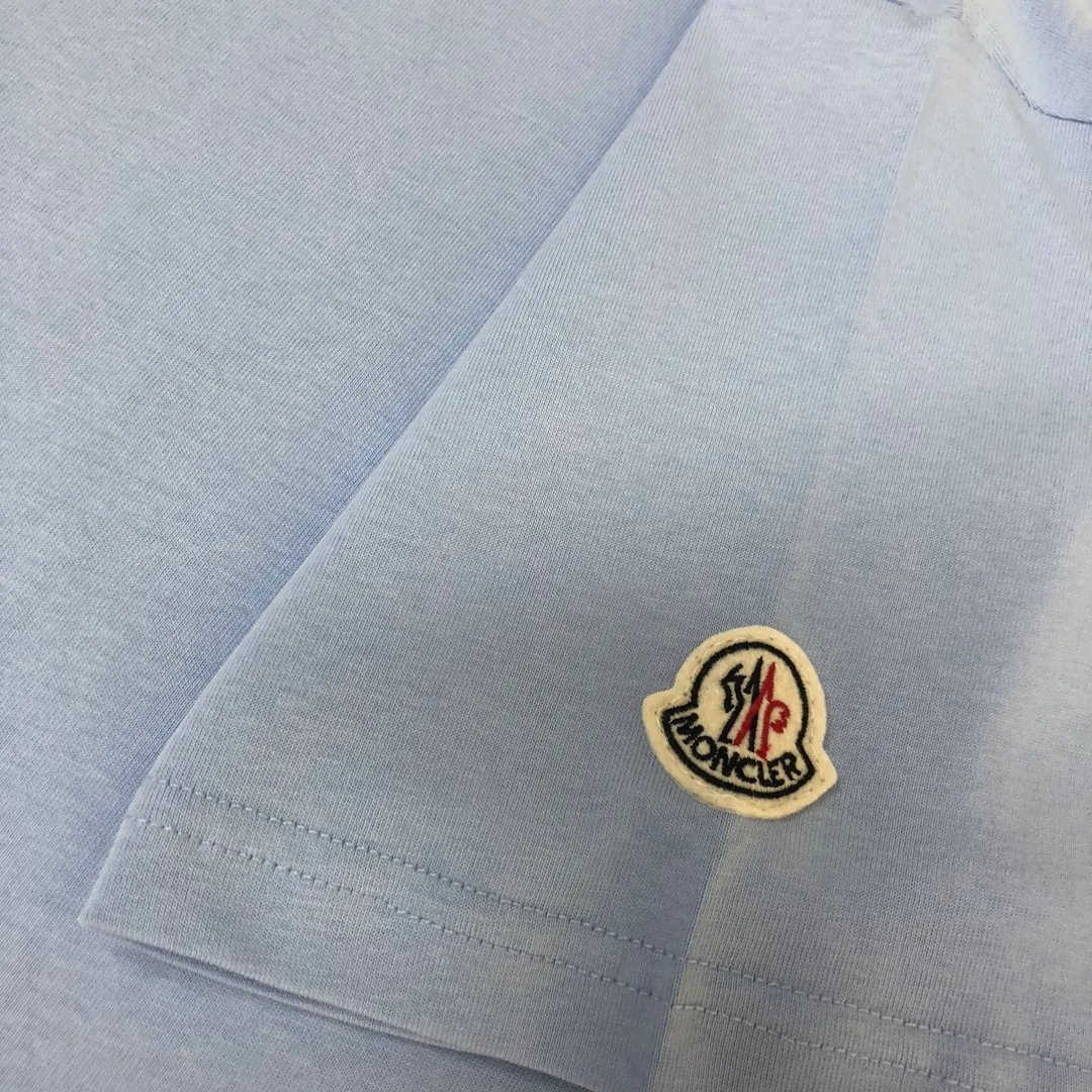P160 MONCLER 25 The latest short-sleeved T-shirt for couples ~ Simple clean version on the front and distinctive brand print design on the back ~ The fabric upper body is comfortable and breathable, not stiff, slim cut, and made of high-end custom-made pure cotton fabric! The upper body is comfortable and stylish, and it can be worn alone as an inner layer. It is a must-have for fashionistas! ! ! Color: Black White Brown Gray Sky Blue Size: S M L XL (Loose fit! Please state your height and weight when placing an order)