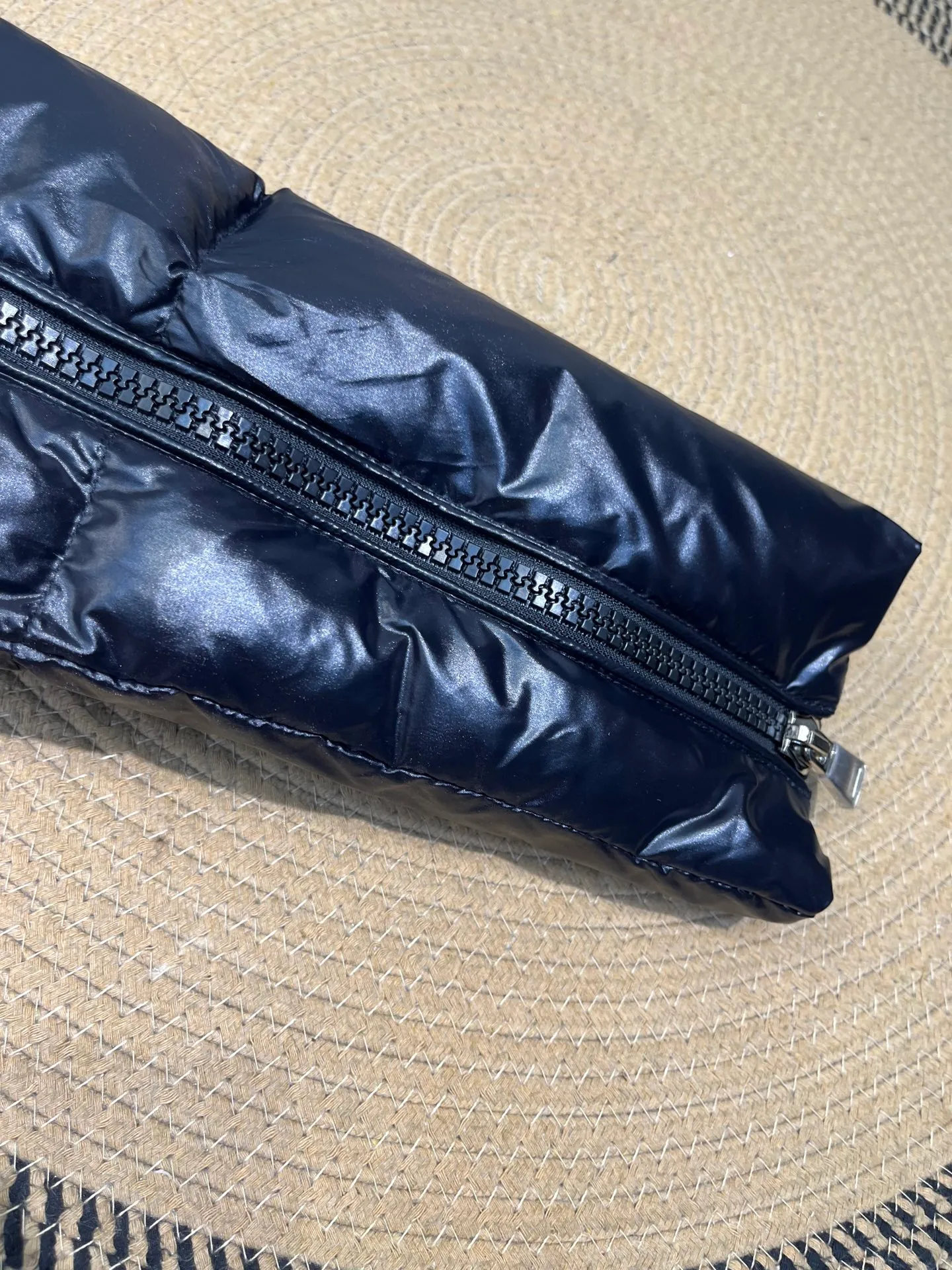P980 moncler 🌟Abbaye short hat with hidden letters, the essence of Moncl fashion. Low-key and stylish, versatile style, very good upper body effect. This one is enough to keep warm in autumn and winter... Order from trading company High quality Color: black Size: 1234