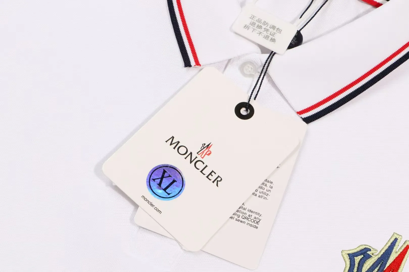 P200 New in stock】𝐌𝐎𝐍𝐂𝐋𝐄𝐑~Mengkou #2024 Early spring new high-quality lapel long-sleeved POLO shirt, counter-customized fabrics with high breathability and comfort, impeccable details, the brand's simple element design concept, reflecting high quality. It feels delicate and soft! It presents a casual cut and the upper body shape is great! The chest is filled with three-dimensional embroidery of the brand LOGO to highlight quality and luxury. Color: black, white Size: M~L~XL~2XL~3XL