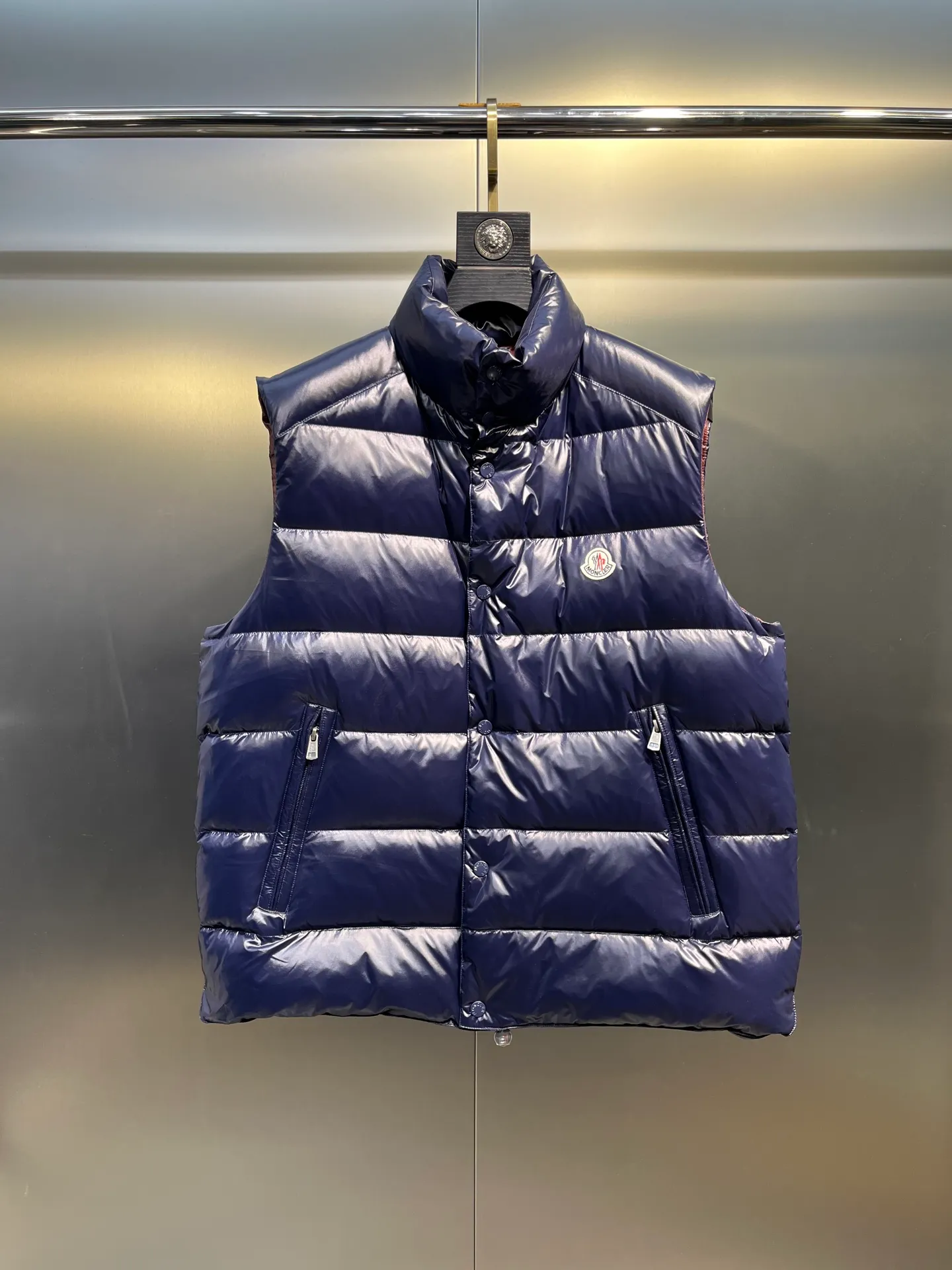 P490 moncler🌟Down vest Original customized hardware accessories are all imported and original customized. Welcome to compare. Absolutely high quality. Made of top-grade 95 white duck down. Super soft. Filled with fluffy and full feathers. Super heavy-duty. Fabric workmanship and perfect pattern. Note that the fabric is super comfortable. Exclusive model. Non-market product. Same style for men and women. Size: 123456
