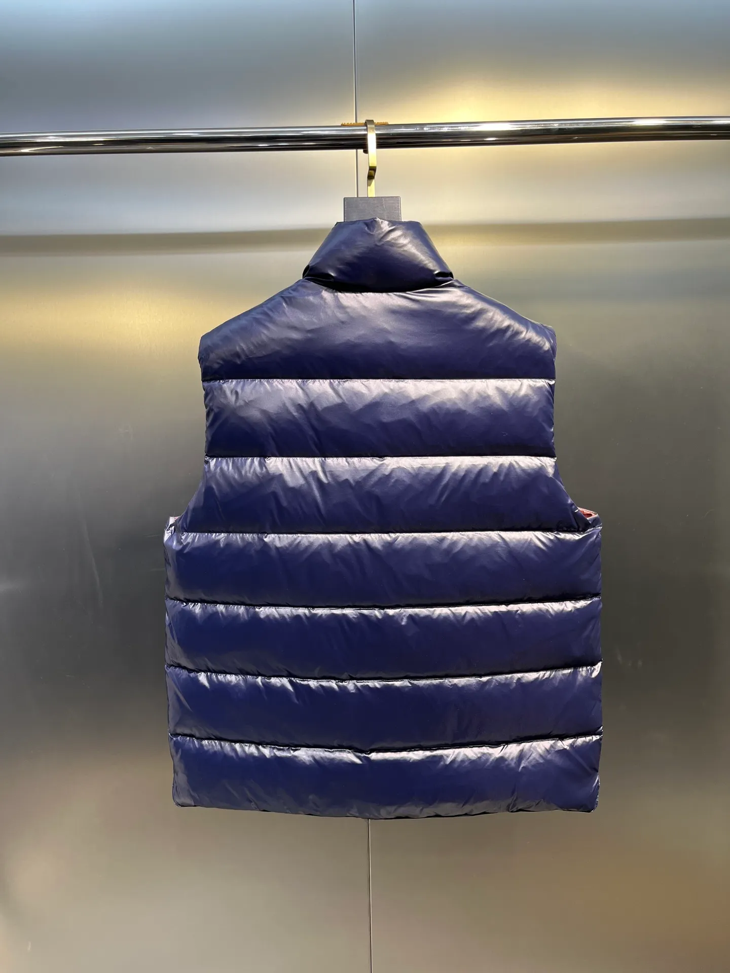 P490 moncler🌟Down vest Original customized hardware accessories are all imported and original customized. Welcome to compare. Absolutely high quality. Made of top-grade 95 white duck down. Super soft. Filled with fluffy and full feathers. Super heavy-duty. Fabric workmanship and perfect pattern. Note that the fabric is super comfortable. Exclusive model. Non-market product. Same style for men and women. Size: 123456