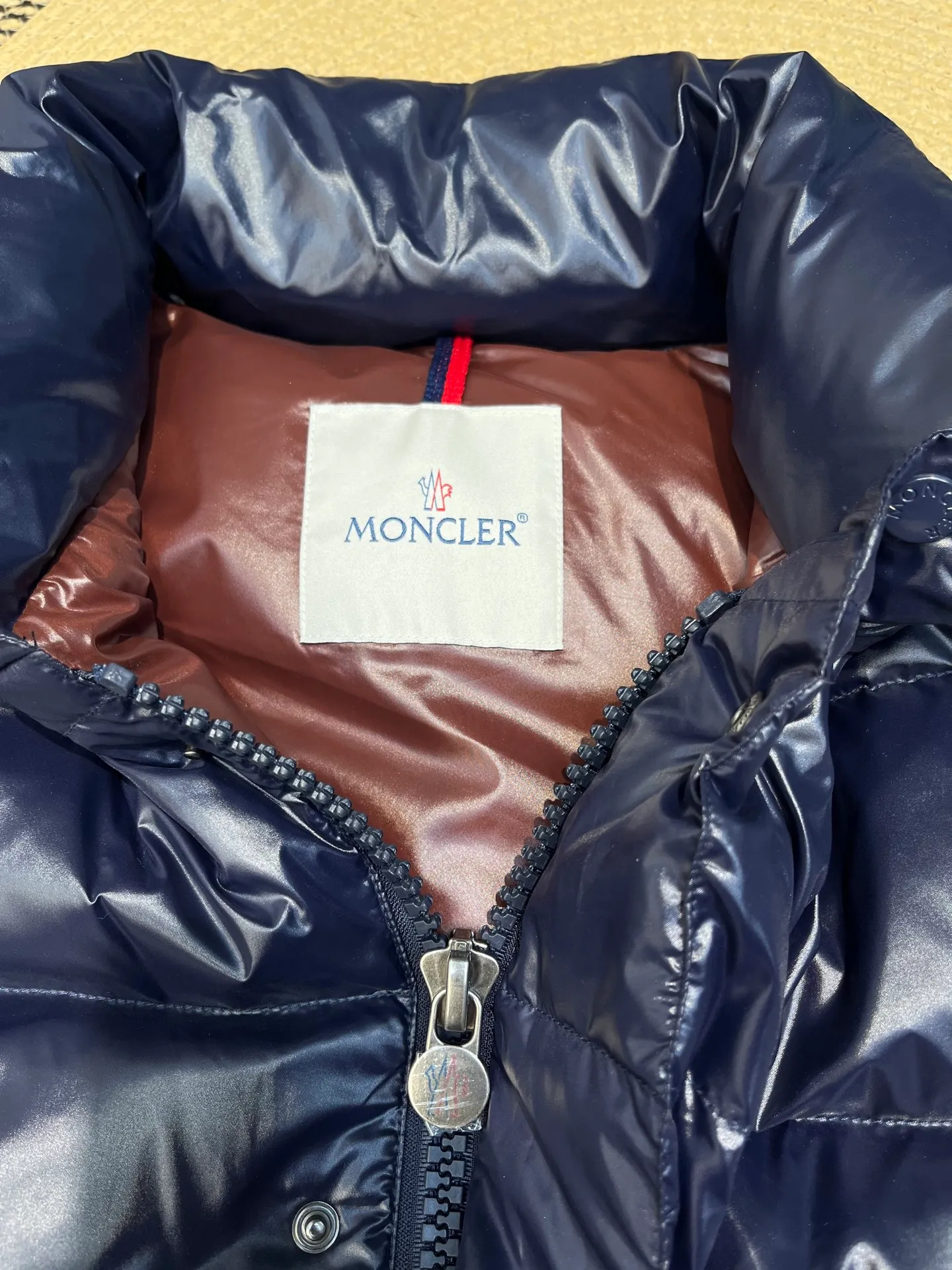 P490 moncler🌟Down vest Original customized hardware accessories are all imported and original customized. Welcome to compare. Absolutely high quality. Made of top-grade 95 white duck down. Super soft. Filled with fluffy and full feathers. Super heavy-duty. Fabric workmanship and perfect pattern. Note that the fabric is super comfortable. Exclusive model. Non-market product. Same style for men and women. Size: 123456