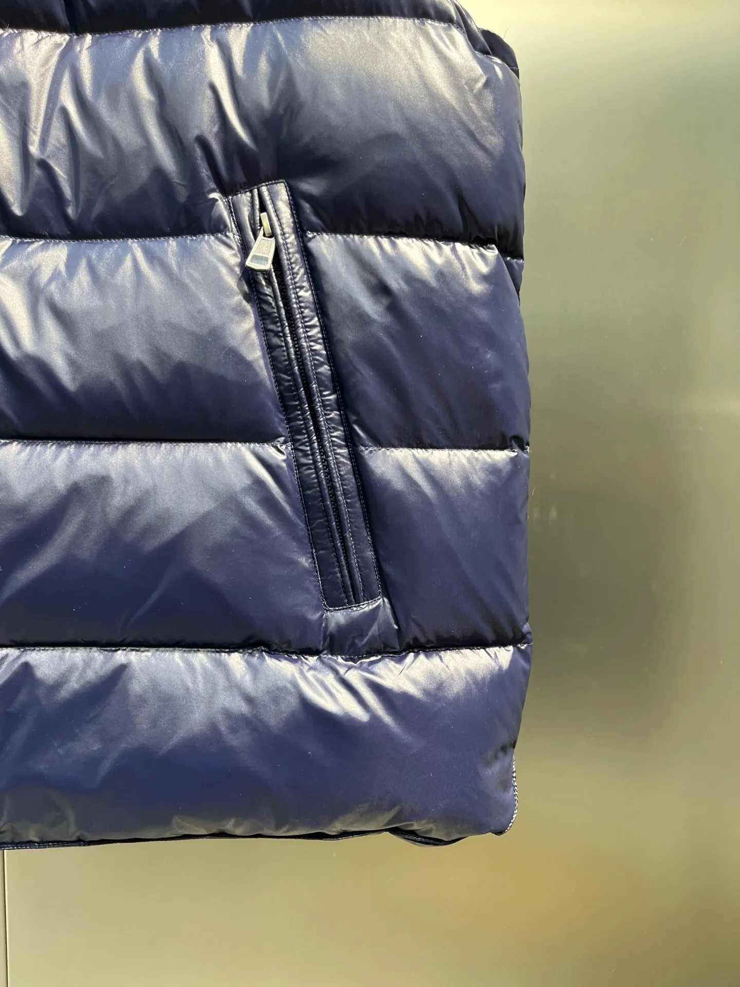 P490 moncler🌟Down vest Original customized hardware accessories are all imported and original customized. Welcome to compare. Absolutely high quality. Made of top-grade 95 white duck down. Super soft. Filled with fluffy and full feathers. Super heavy-duty. Fabric workmanship and perfect pattern. Note that the fabric is super comfortable. Exclusive model. Non-market product. Same style for men and women. Size: 123456