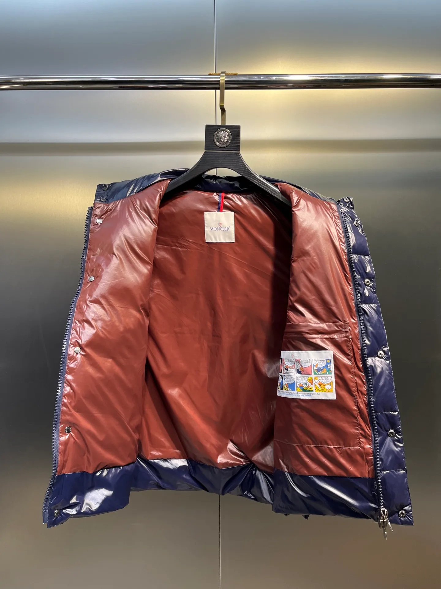 P490 moncler🌟Down vest Original customized hardware accessories are all imported and original customized. Welcome to compare. Absolutely high quality. Made of top-grade 95 white duck down. Super soft. Filled with fluffy and full feathers. Super heavy-duty. Fabric workmanship and perfect pattern. Note that the fabric is super comfortable. Exclusive model. Non-market product. Same style for men and women. Size: 123456