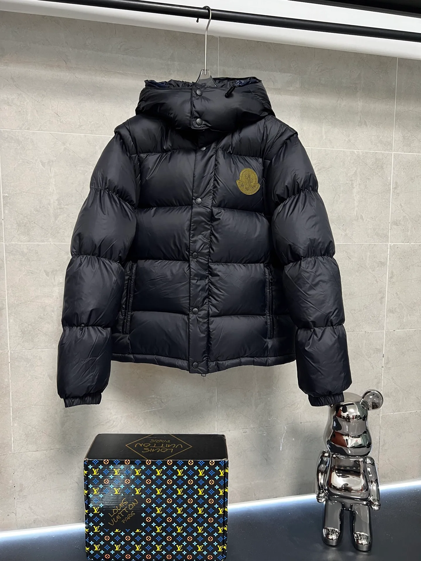 P920 Moncler Mouth Cyclone 2-in-1 Mouth Mouth New Autumn and Winter Down Jacket Stand-up collar, hooded and detachable sleeve design, one garment can be worn in a variety of styles, suitable for various looks; Made of custom-made windproof and rain-proof fabric, anti-wrinkle, anti-static and quick-drying, soft and skin-friendly, and extremely comfortable for the upper body; Stand-up collar and hooded design, combining business and leisure A down jacket; filled with 90% goose down, warm, fluffy and soft; made in brand factories, with impeccable quality and details; decorated with the brand logo on the chest, highly recognizable; a down jacket suitable for various occasions, with unparalleled warmth Size: 12345
