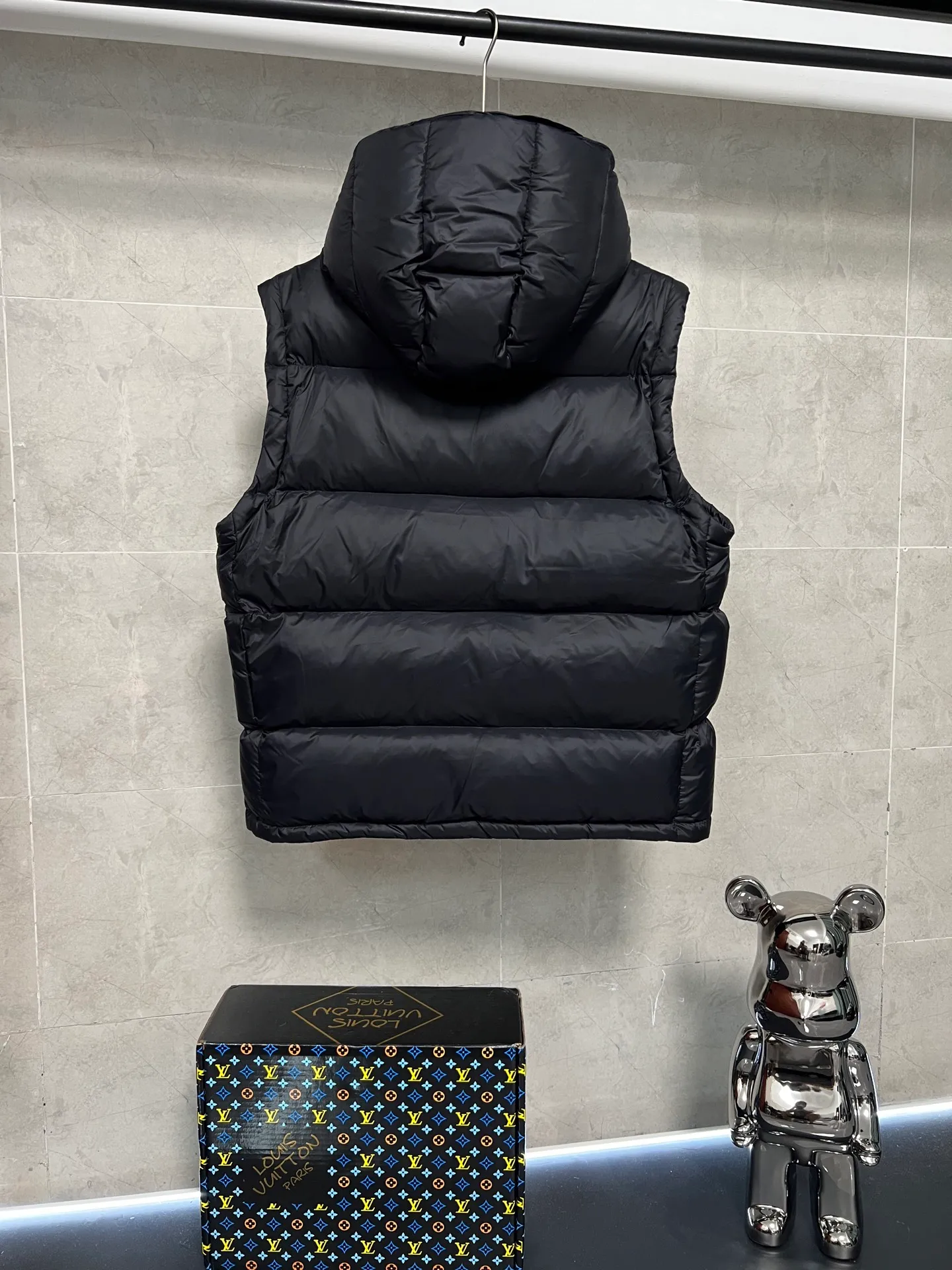 P920 Moncler Mouth Cyclone 2-in-1 Mouth Mouth New Autumn and Winter Down Jacket Stand-up collar, hooded and detachable sleeve design, one garment can be worn in a variety of styles, suitable for various looks; Made of custom-made windproof and rain-proof fabric, anti-wrinkle, anti-static and quick-drying, soft and skin-friendly, and extremely comfortable for the upper body; Stand-up collar and hooded design, combining business and leisure A down jacket; filled with 90% goose down, warm, fluffy and soft; made in brand factories, with impeccable quality and details; decorated with the brand logo on the chest, highly recognizable; a down jacket suitable for various occasions, with unparalleled warmth Size: 12345
