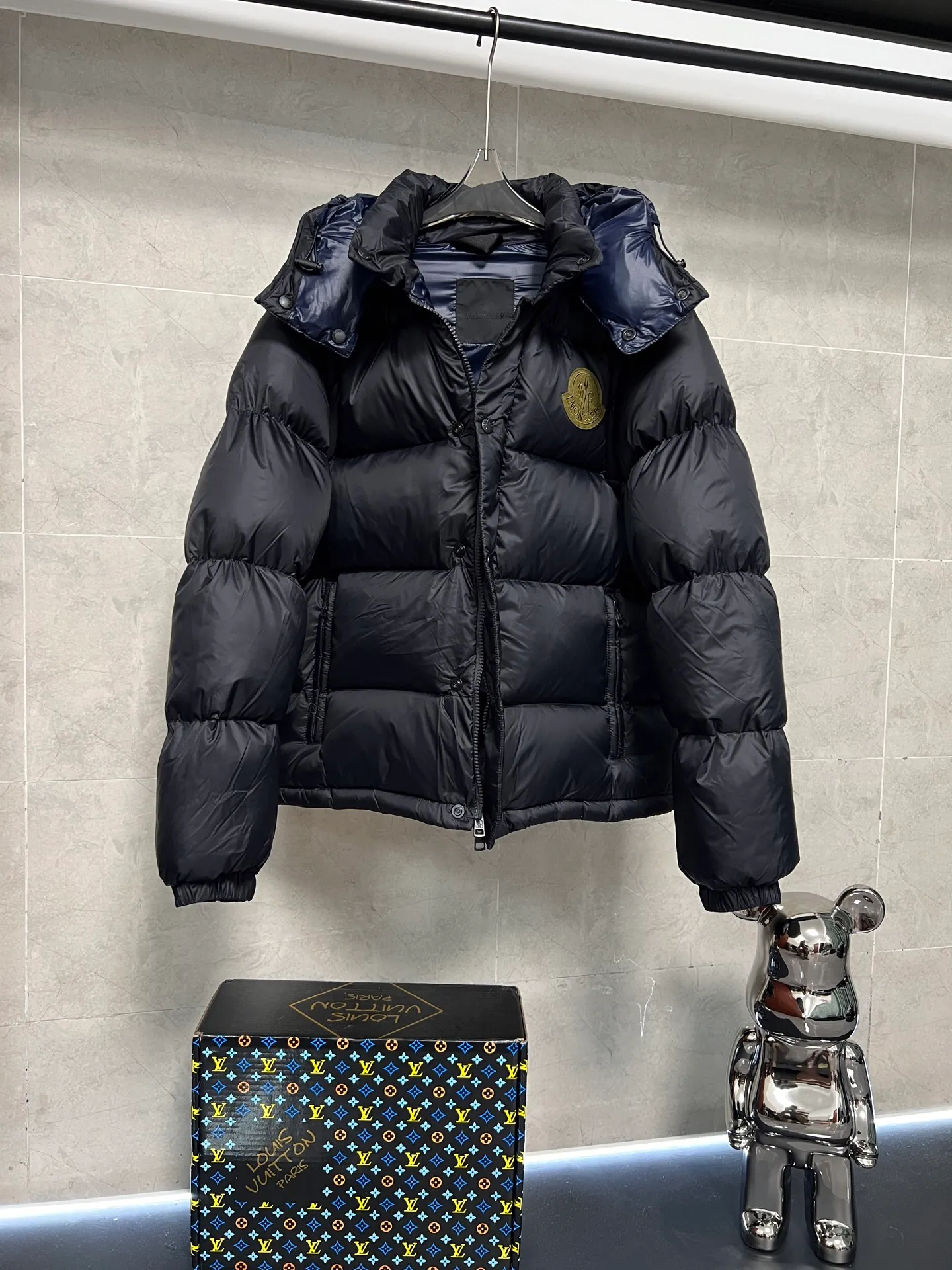 P920 Moncler Mouth Cyclone 2-in-1 Mouth Mouth New Autumn and Winter Down Jacket Stand-up collar, hooded and detachable sleeve design, one garment can be worn in a variety of styles, suitable for various looks; Made of custom-made windproof and rain-proof fabric, anti-wrinkle, anti-static and quick-drying, soft and skin-friendly, and extremely comfortable for the upper body; Stand-up collar and hooded design, combining business and leisure A down jacket; filled with 90% goose down, warm, fluffy and soft; made in brand factories, with impeccable quality and details; decorated with the brand logo on the chest, highly recognizable; a down jacket suitable for various occasions, with unparalleled warmth Size: 12345