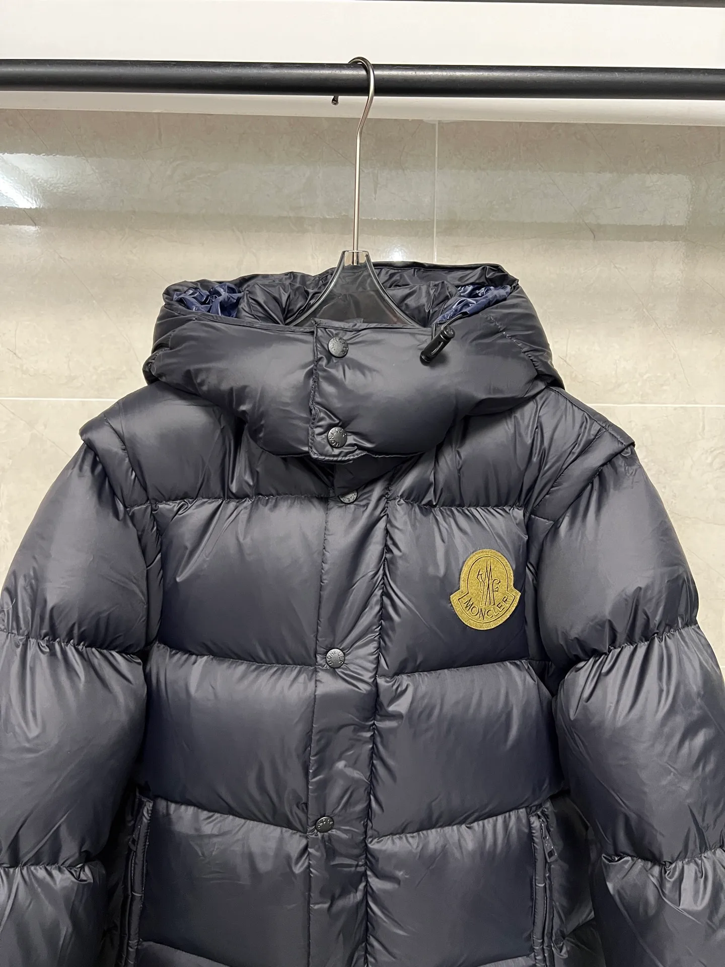 P920 Moncler Mouth Cyclone 2-in-1 Mouth Mouth New Autumn and Winter Down Jacket Stand-up collar, hooded and detachable sleeve design, one garment can be worn in a variety of styles, suitable for various looks; Made of custom-made windproof and rain-proof fabric, anti-wrinkle, anti-static and quick-drying, soft and skin-friendly, and extremely comfortable for the upper body; Stand-up collar and hooded design, combining business and leisure A down jacket; filled with 90% goose down, warm, fluffy and soft; made in brand factories, with impeccable quality and details; decorated with the brand logo on the chest, highly recognizable; a down jacket suitable for various occasions, with unparalleled warmth Size: 12345