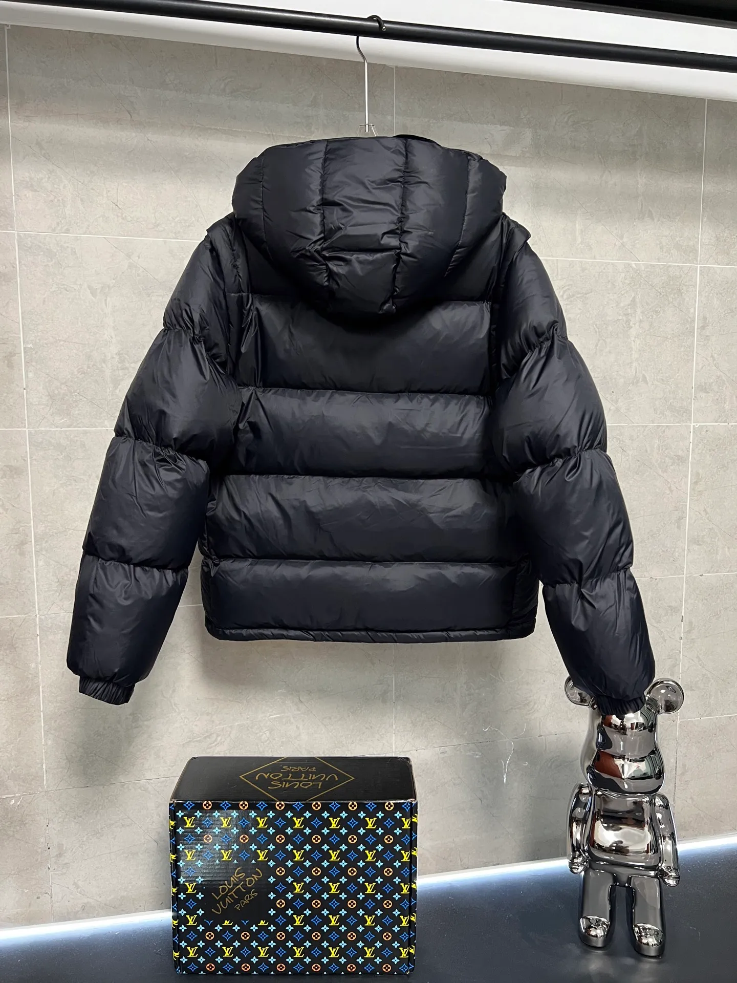 P920 Moncler Mouth Cyclone 2-in-1 Mouth Mouth New Autumn and Winter Down Jacket Stand-up collar, hooded and detachable sleeve design, one garment can be worn in a variety of styles, suitable for various looks; Made of custom-made windproof and rain-proof fabric, anti-wrinkle, anti-static and quick-drying, soft and skin-friendly, and extremely comfortable for the upper body; Stand-up collar and hooded design, combining business and leisure A down jacket; filled with 90% goose down, warm, fluffy and soft; made in brand factories, with impeccable quality and details; decorated with the brand logo on the chest, highly recognizable; a down jacket suitable for various occasions, with unparalleled warmth Size: 12345