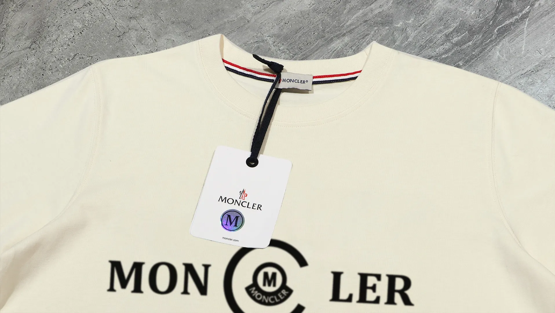 P210 High-version sweatshirt) [Long-term stock] 〖𝐌𝐎𝐍𝐂𝐋𝐄𝐑~Mask〗 Made of 440g heavy-weight fabric. It is different from the market currency. It can be matched with any variety and is properly handsome. 😎The whole dress is made of double waistcoats. The double waistcoats make the whole dress more three-dimensional. Not ordinary factories can do such fine work. 2025 Spring runway version of the T stage, on sale at the counter, round neck terry sweatshirt, high-end double-strand pure cotton, custom-made stretch ribs, dyed in the same vat, complete with three standards, matched with exquisite embroidered LOGO on the chest, simple and advanced, same style for men and women. Color: black, apricot, white, size: S M L XL 2XL