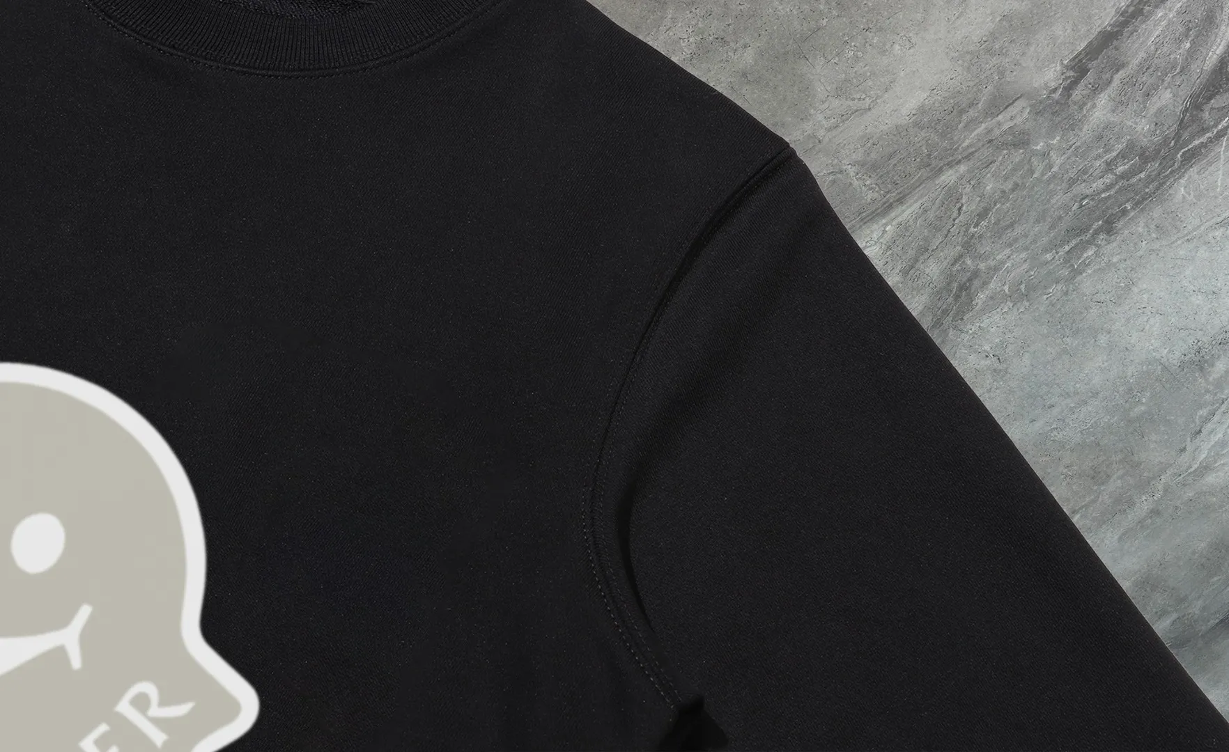 P210 High-version sweatshirt) [Long-term stock] 〖𝐌𝐎𝐍𝐂𝐋𝐄𝐑~Mask〗 Made of 440g heavy-weight fabric. It is different from the market currency. It can be matched with any variety and is properly handsome. 😎The whole dress is made of double waistcoats. The double waistcoats make the whole dress more three-dimensional. Not ordinary factories can do such fine work. 2025 Spring runway version of the T stage, on sale at the counter, round neck terry sweatshirt, high-end double-strand pure cotton, custom-made stretch ribs, dyed in the same vat, complete with three standards, matched with exquisite embroidered LOGO on the chest, simple and advanced, same style for men and women. Color: black, apricot, white, size: S M L XL 2XL
