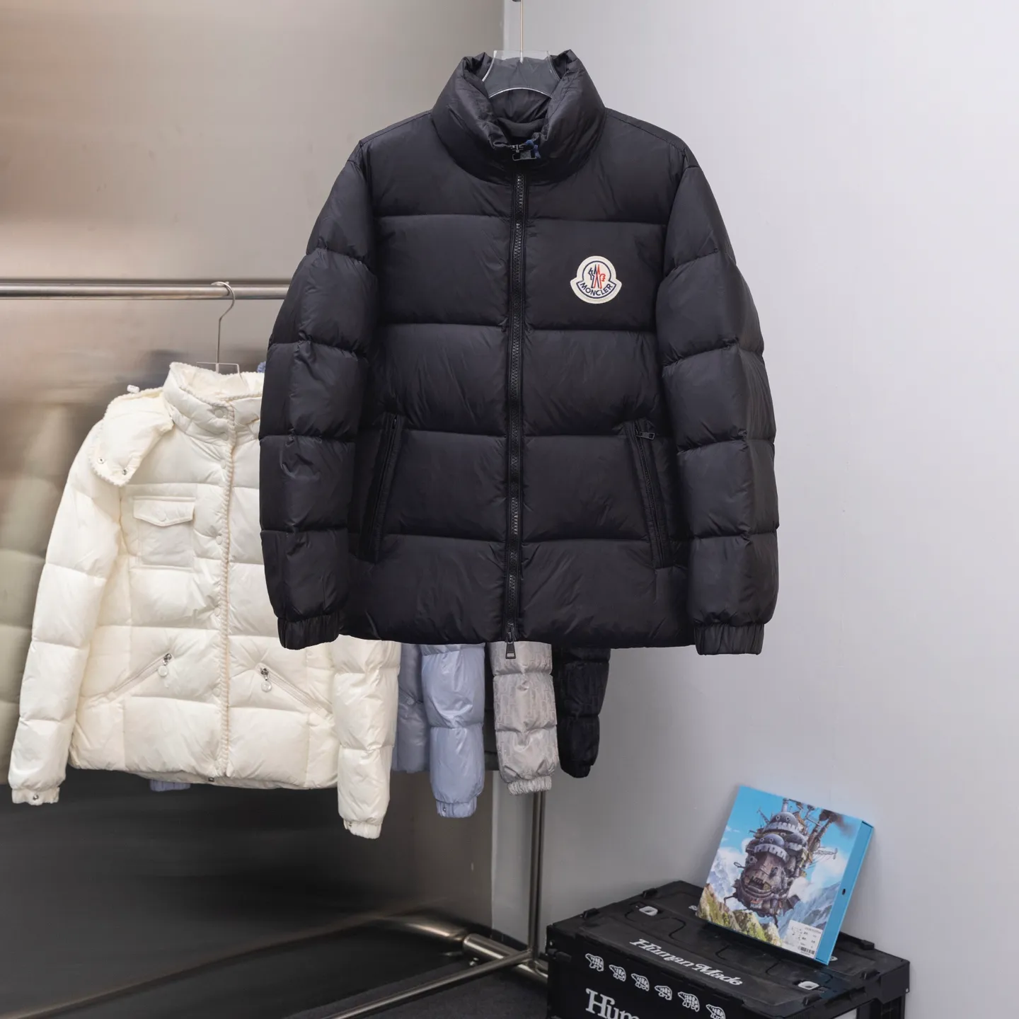 P780 Super King Fried ⬆️Moncler Citala short men's down jacket. Looking at it, there is no other version on the market that can beat it. 130w + one ton of special European gooseneck filling. 850+ fill power, I am twice as thick as the market version, but twice as light. The Citala men's short down jacket is made of pop-colored light fabric, highlighting the vitality of the series.  Made from lightweight nylon with a longue saison lining, the Citala down jacket is comfortable and warm without being bulky. This cropped down jacket has a comfortable fit, a signature turtleneck and a quilted, checkered silhouette. Details •Made from lightweight nylon fabric •Longue saison lining •Down filling (⚠️Premium goose down) •Stand collar •Zip closure •Zip pockets •Elastic cuffs and hem •Felt logo patch Size : 1-5 Couple size.