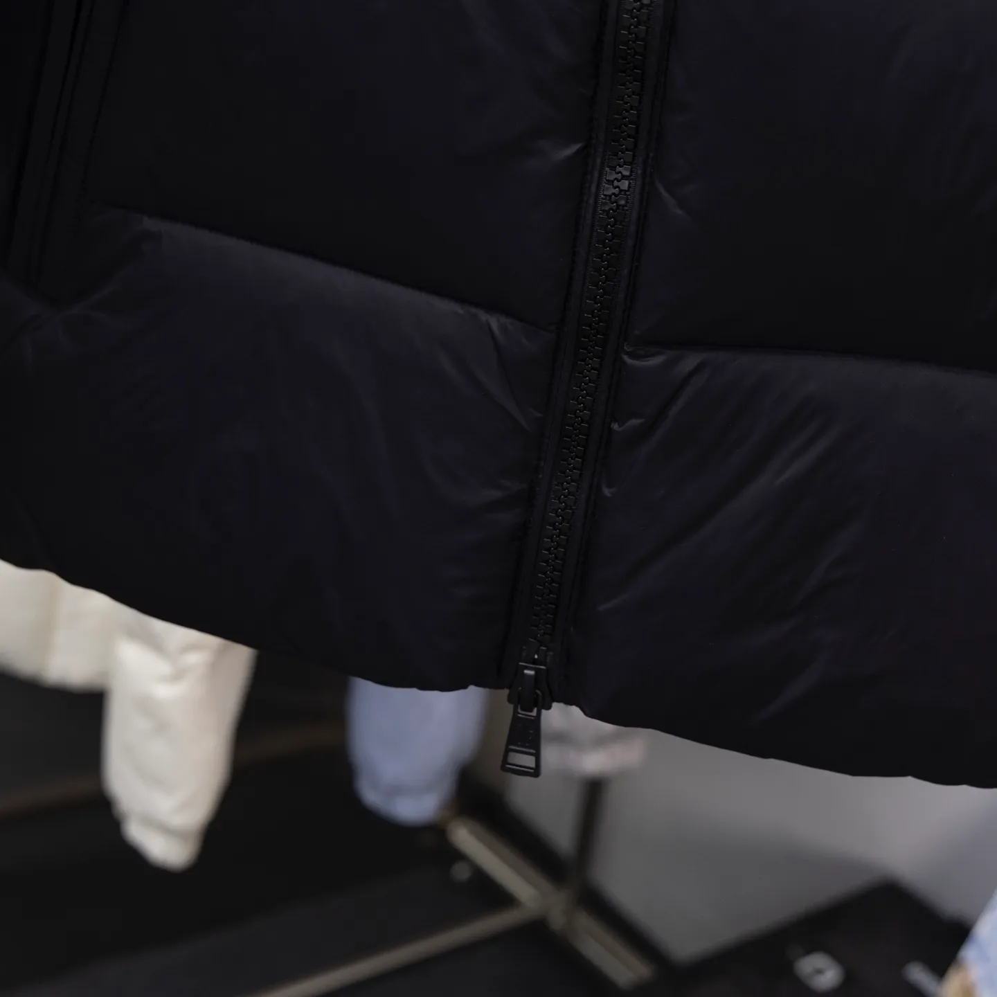 P780 Super King Fried ⬆️Moncler Citala short men's down jacket. Looking at it, there is no other version on the market that can beat it. 130w + one ton of special European gooseneck filling. 850+ fill power, I am twice as thick as the market version, but twice as light. The Citala men's short down jacket is made of pop-colored light fabric, highlighting the vitality of the series.  Made from lightweight nylon with a longue saison lining, the Citala down jacket is comfortable and warm without being bulky. This cropped down jacket has a comfortable fit, a signature turtleneck and a quilted, checkered silhouette. Details •Made from lightweight nylon fabric •Longue saison lining •Down filling (⚠️Premium goose down) •Stand collar •Zip closure •Zip pockets •Elastic cuffs and hem •Felt logo patch Size : 1-5 Couple size.