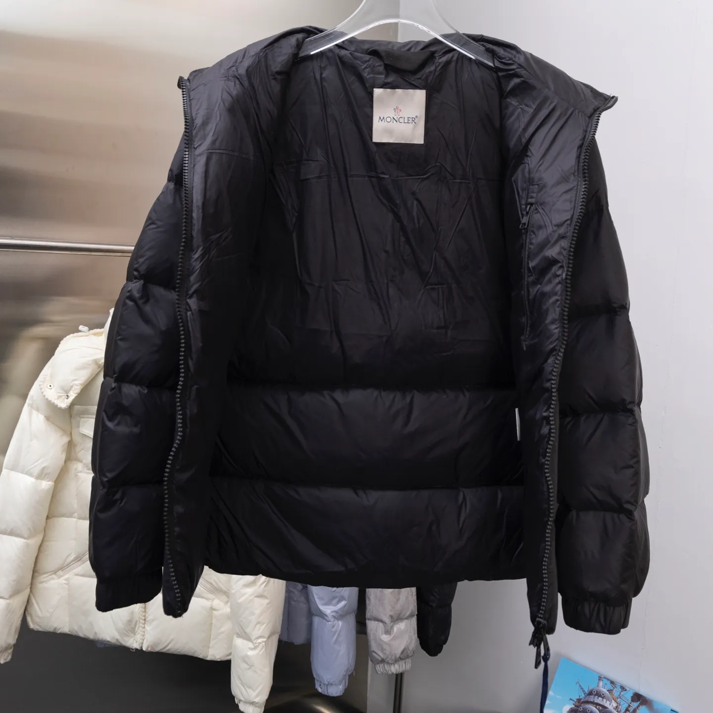 P780 Super King Fried ⬆️Moncler Citala short men's down jacket. Looking at it, there is no other version on the market that can beat it. 130w + one ton of special European gooseneck filling. 850+ fill power, I am twice as thick as the market version, but twice as light. The Citala men's short down jacket is made of pop-colored light fabric, highlighting the vitality of the series.  Made from lightweight nylon with a longue saison lining, the Citala down jacket is comfortable and warm without being bulky. This cropped down jacket has a comfortable fit, a signature turtleneck and a quilted, checkered silhouette. Details •Made from lightweight nylon fabric •Longue saison lining •Down filling (⚠️Premium goose down) •Stand collar •Zip closure •Zip pockets •Elastic cuffs and hem •Felt logo patch Size : 1-5 Couple size.