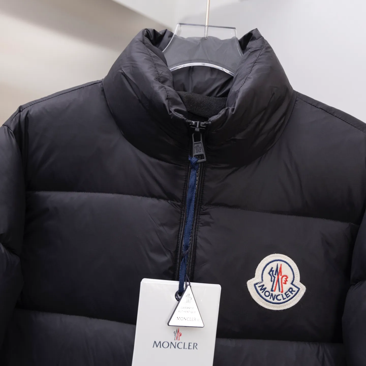 P780 Super King Fried ⬆️Moncler Citala short men's down jacket. Looking at it, there is no other version on the market that can beat it. 130w + one ton of special European gooseneck filling. 850+ fill power, I am twice as thick as the market version, but twice as light. The Citala men's short down jacket is made of pop-colored light fabric, highlighting the vitality of the series.  Made from lightweight nylon with a longue saison lining, the Citala down jacket is comfortable and warm without being bulky. This cropped down jacket has a comfortable fit, a signature turtleneck and a quilted, checkered silhouette. Details •Made from lightweight nylon fabric •Longue saison lining •Down filling (⚠️Premium goose down) •Stand collar •Zip closure •Zip pockets •Elastic cuffs and hem •Felt logo patch Size : 1-5 Couple size.