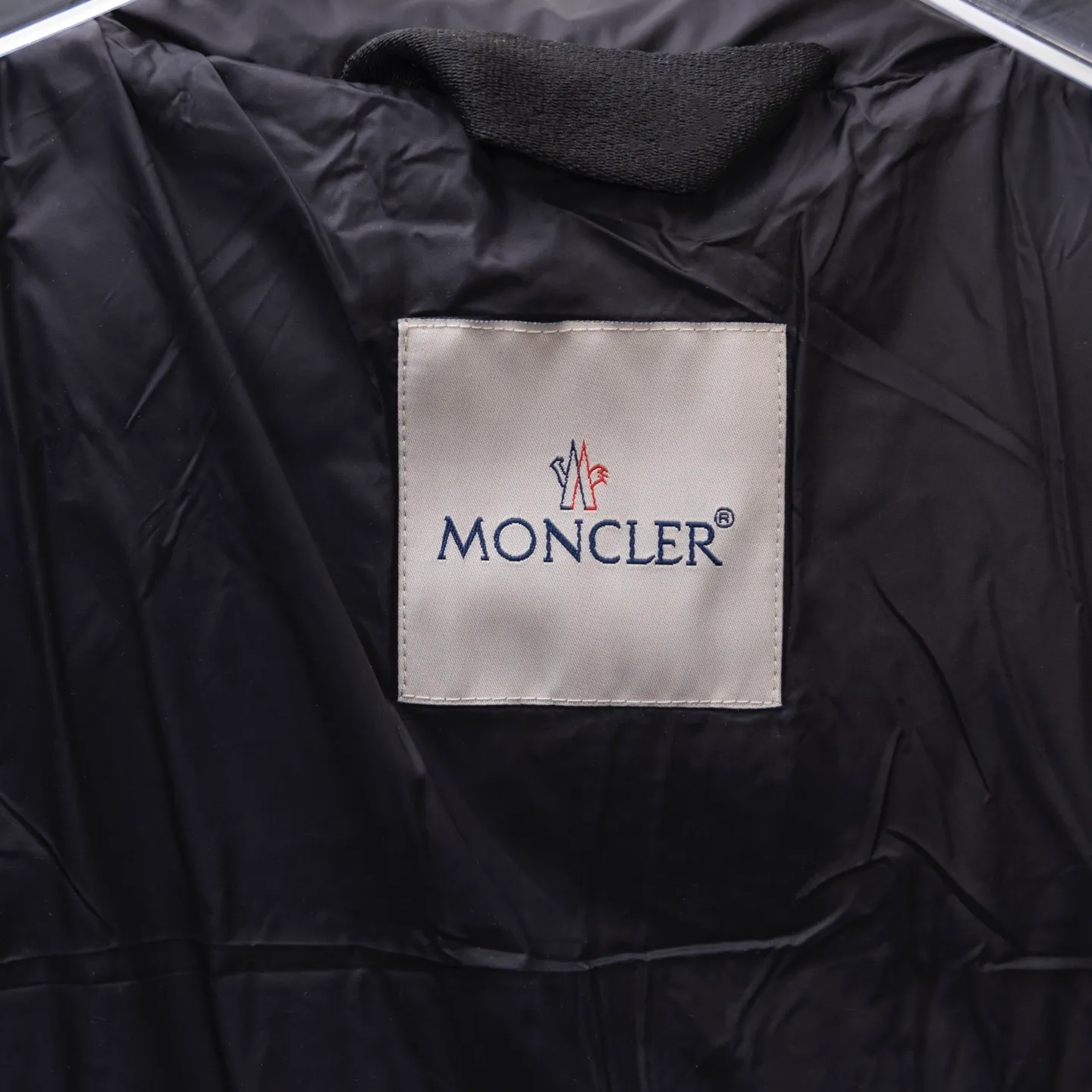P780 Super King Fried ⬆️Moncler Citala short men's down jacket. Looking at it, there is no other version on the market that can beat it. 130w + one ton of special European gooseneck filling. 850+ fill power, I am twice as thick as the market version, but twice as light. The Citala men's short down jacket is made of pop-colored light fabric, highlighting the vitality of the series.  Made from lightweight nylon with a longue saison lining, the Citala down jacket is comfortable and warm without being bulky. This cropped down jacket has a comfortable fit, a signature turtleneck and a quilted, checkered silhouette. Details •Made from lightweight nylon fabric •Longue saison lining •Down filling (⚠️Premium goose down) •Stand collar •Zip closure •Zip pockets •Elastic cuffs and hem •Felt logo patch Size : 1-5 Couple size.