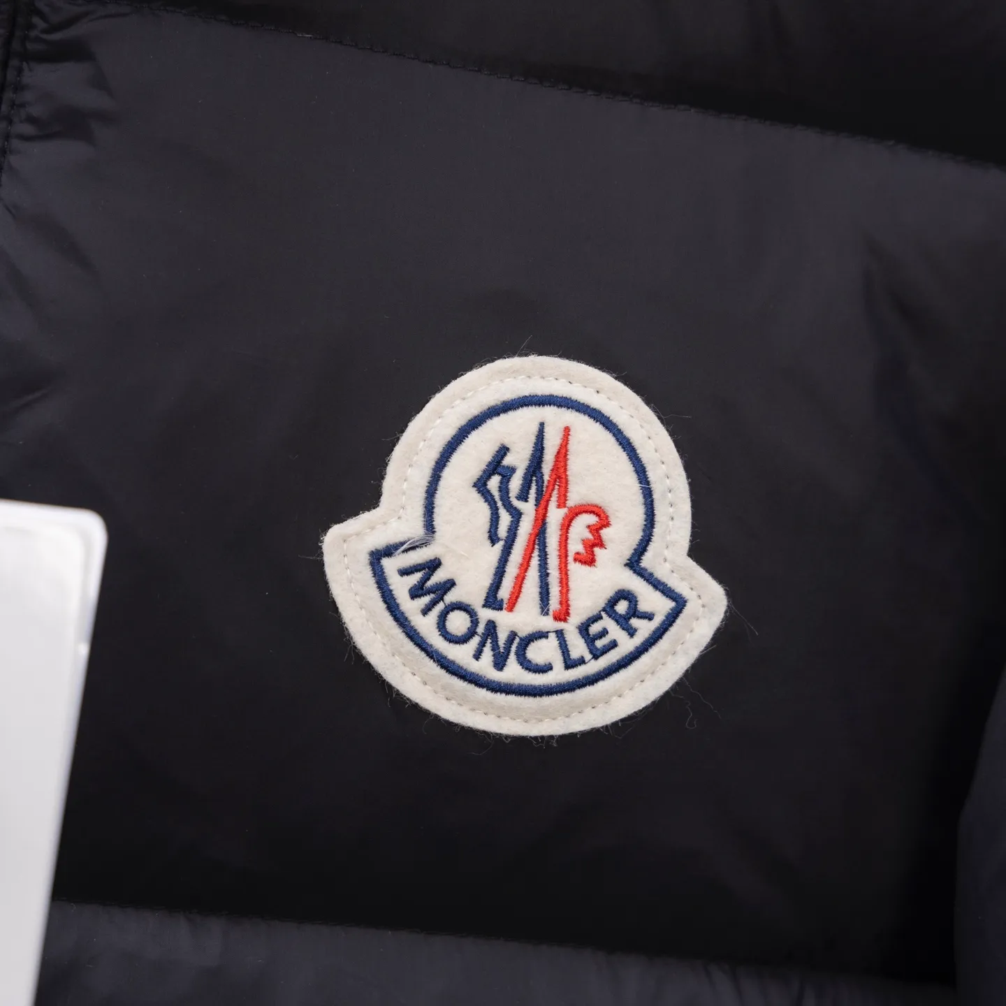 P780 Super King Fried ⬆️Moncler Citala short men's down jacket. Looking at it, there is no other version on the market that can beat it. 130w + one ton of special European gooseneck filling. 850+ fill power, I am twice as thick as the market version, but twice as light. The Citala men's short down jacket is made of pop-colored light fabric, highlighting the vitality of the series.  Made from lightweight nylon with a longue saison lining, the Citala down jacket is comfortable and warm without being bulky. This cropped down jacket has a comfortable fit, a signature turtleneck and a quilted, checkered silhouette. Details •Made from lightweight nylon fabric •Longue saison lining •Down filling (⚠️Premium goose down) •Stand collar •Zip closure •Zip pockets •Elastic cuffs and hem •Felt logo patch Size : 1-5 Couple size.