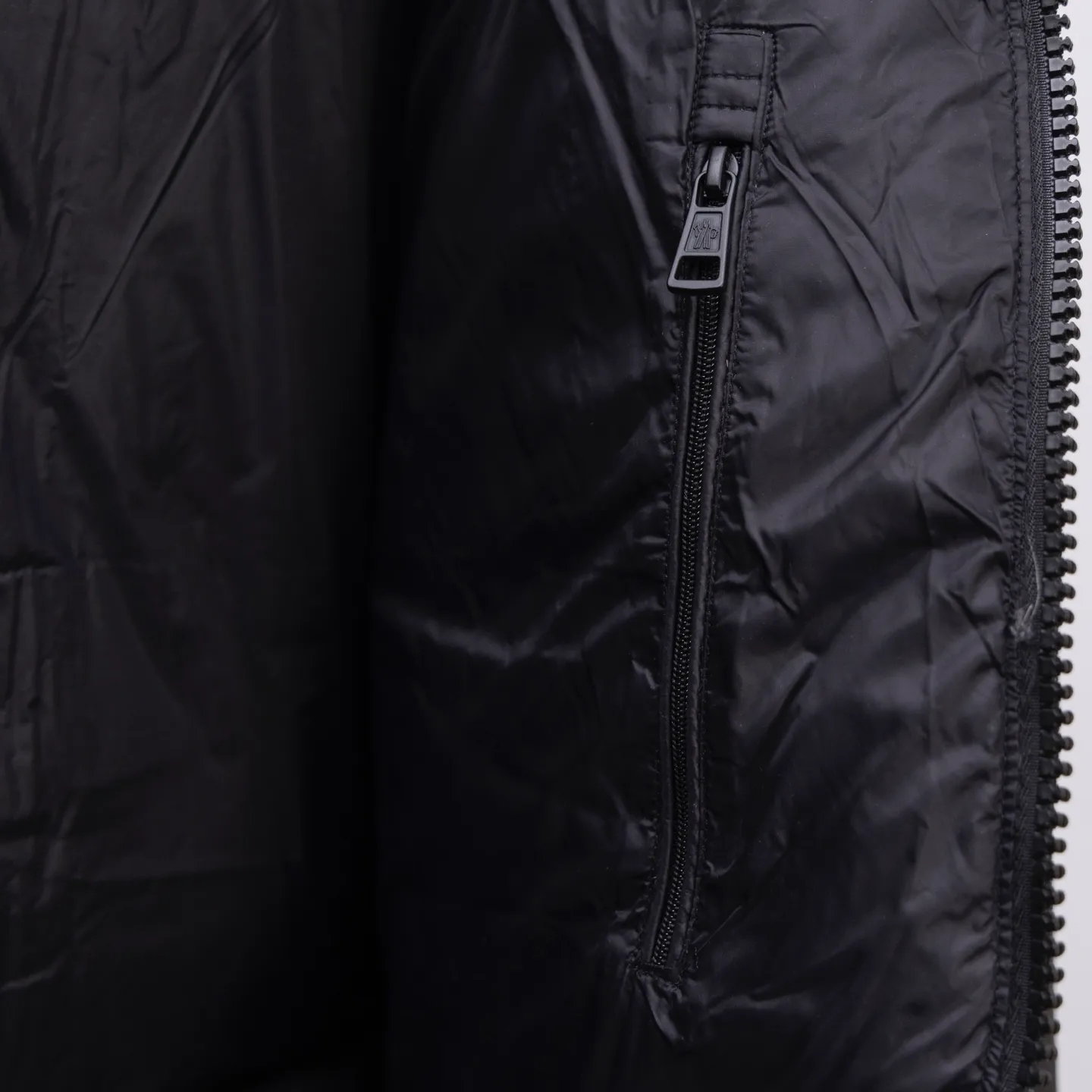P780 Super King Fried ⬆️Moncler Citala short men's down jacket. Looking at it, there is no other version on the market that can beat it. 130w + one ton of special European gooseneck filling. 850+ fill power, I am twice as thick as the market version, but twice as light. The Citala men's short down jacket is made of pop-colored light fabric, highlighting the vitality of the series.  Made from lightweight nylon with a longue saison lining, the Citala down jacket is comfortable and warm without being bulky. This cropped down jacket has a comfortable fit, a signature turtleneck and a quilted, checkered silhouette. Details •Made from lightweight nylon fabric •Longue saison lining •Down filling (⚠️Premium goose down) •Stand collar •Zip closure •Zip pockets •Elastic cuffs and hem •Felt logo patch Size : 1-5 Couple size.