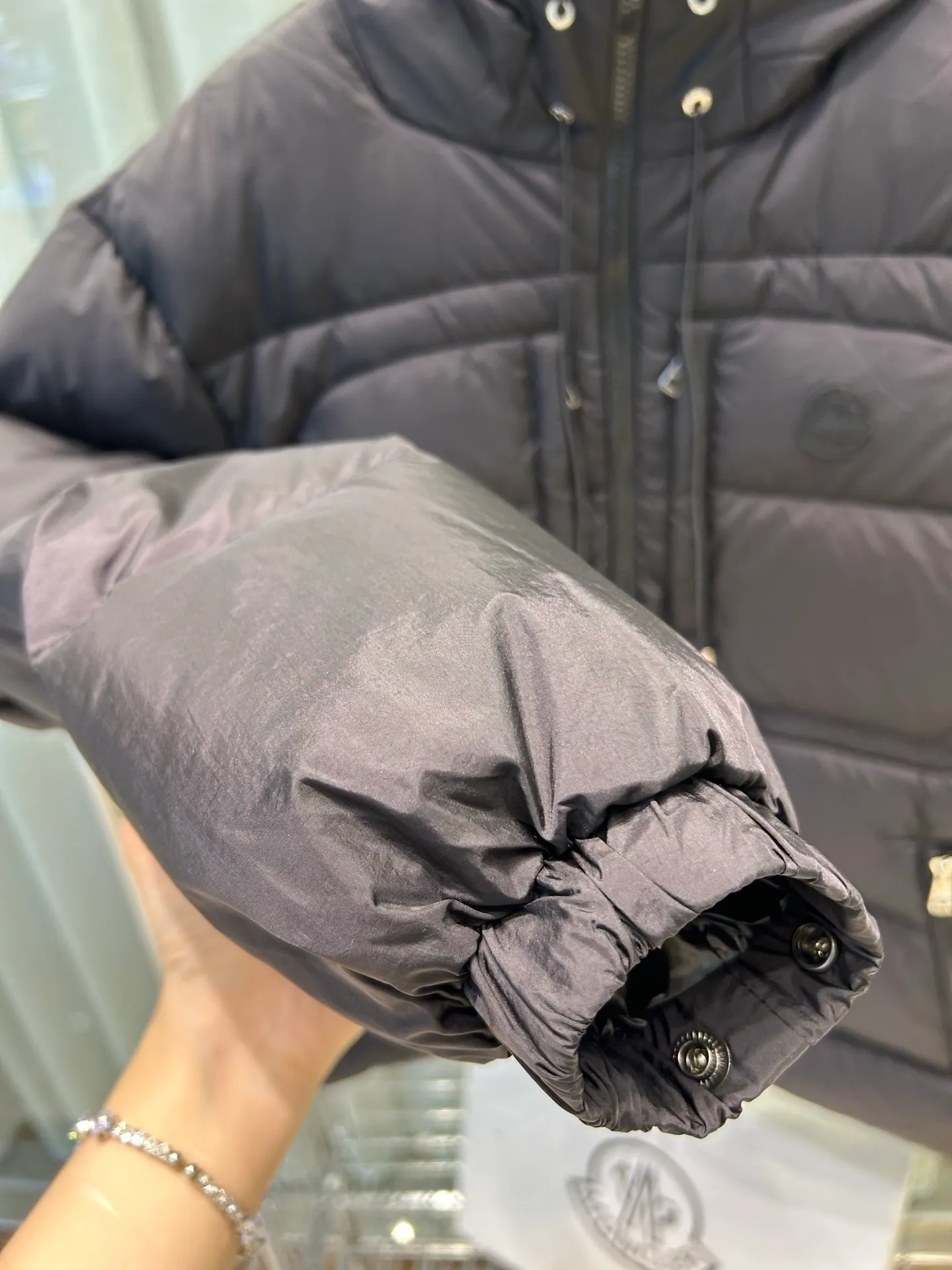 P1000 Moncler 25 spring and summer men's ORFET thin and short hooded lightweight down jacket, loose fit, versatile and easy to match, same style for men and women, original custom-made national standard 90 white duck down filling! Color: black brown Style number: Same style as Wei Daxun Code number: 12345