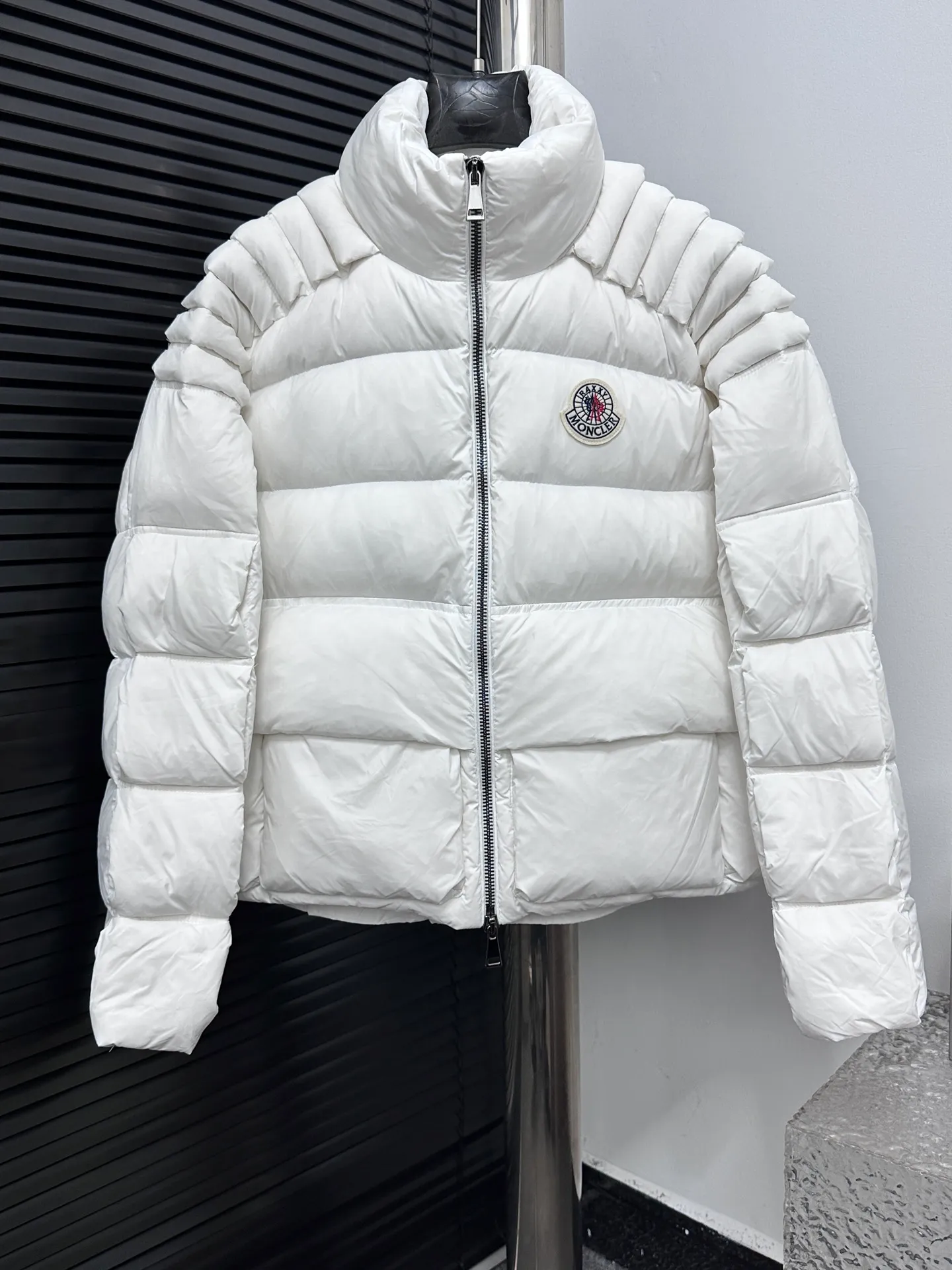 ￼ P980 [Moncler] Mengkou 2025 autumn and winter new stand-up collar down jacket. Original custom-made hardware accessories are all imported and original customization. Welcome to compare. Absolutely high quality. Made of top-grade 90 white duck down. Super soft. Filled with fluffy and full feathers. Super heavy work. The fabric is well-made and the pattern is perfect. Note that the fabric is super comfortable. Exclusive model. Non-market product. Same style for men and women. Code number: 0 1 2 3 4