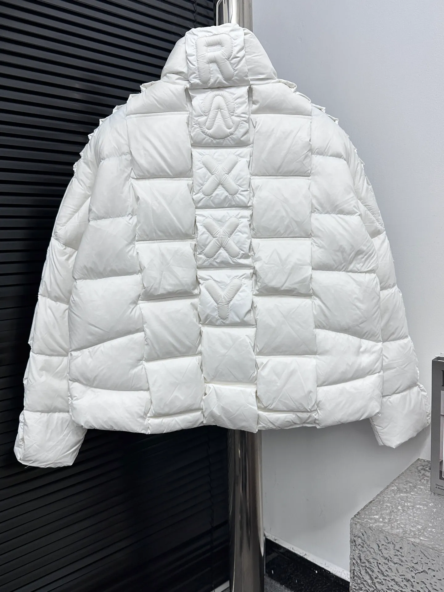 ￼ P980 [Moncler] Mengkou 2025 autumn and winter new stand-up collar down jacket. Original custom-made hardware accessories are all imported and original customization. Welcome to compare. Absolutely high quality. Made of top-grade 90 white duck down. Super soft. Filled with fluffy and full feathers. Super heavy work. The fabric is well-made and the pattern is perfect. Note that the fabric is super comfortable. Exclusive model. Non-market product. Same style for men and women. Code number: 0 1 2 3 4
