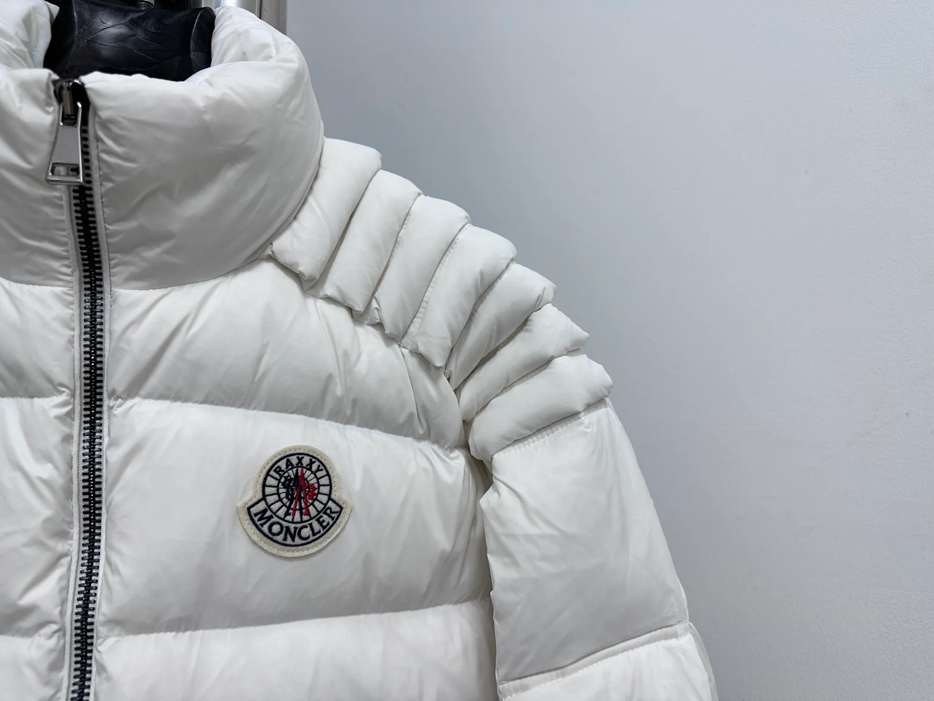 ￼ P980 [Moncler] Mengkou 2025 autumn and winter new stand-up collar down jacket. Original custom-made hardware accessories are all imported and original customization. Welcome to compare. Absolutely high quality. Made of top-grade 90 white duck down. Super soft. Filled with fluffy and full feathers. Super heavy work. The fabric is well-made and the pattern is perfect. Note that the fabric is super comfortable. Exclusive model. Non-market product. Same style for men and women. Code number: 0 1 2 3 4