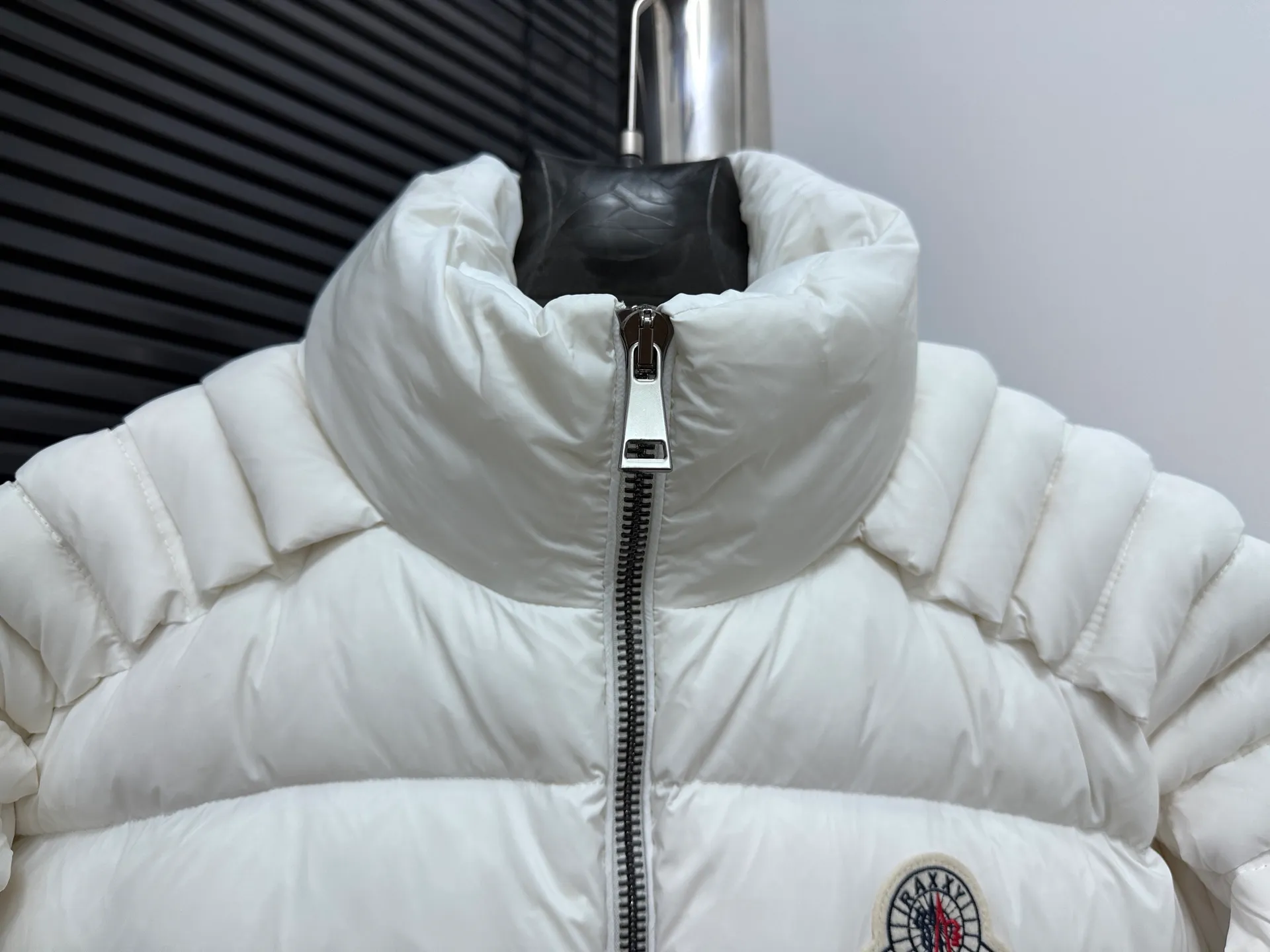 ￼ P980 [Moncler] Mengkou 2025 autumn and winter new stand-up collar down jacket. Original custom-made hardware accessories are all imported and original customization. Welcome to compare. Absolutely high quality. Made of top-grade 90 white duck down. Super soft. Filled with fluffy and full feathers. Super heavy work. The fabric is well-made and the pattern is perfect. Note that the fabric is super comfortable. Exclusive model. Non-market product. Same style for men and women. Code number: 0 1 2 3 4