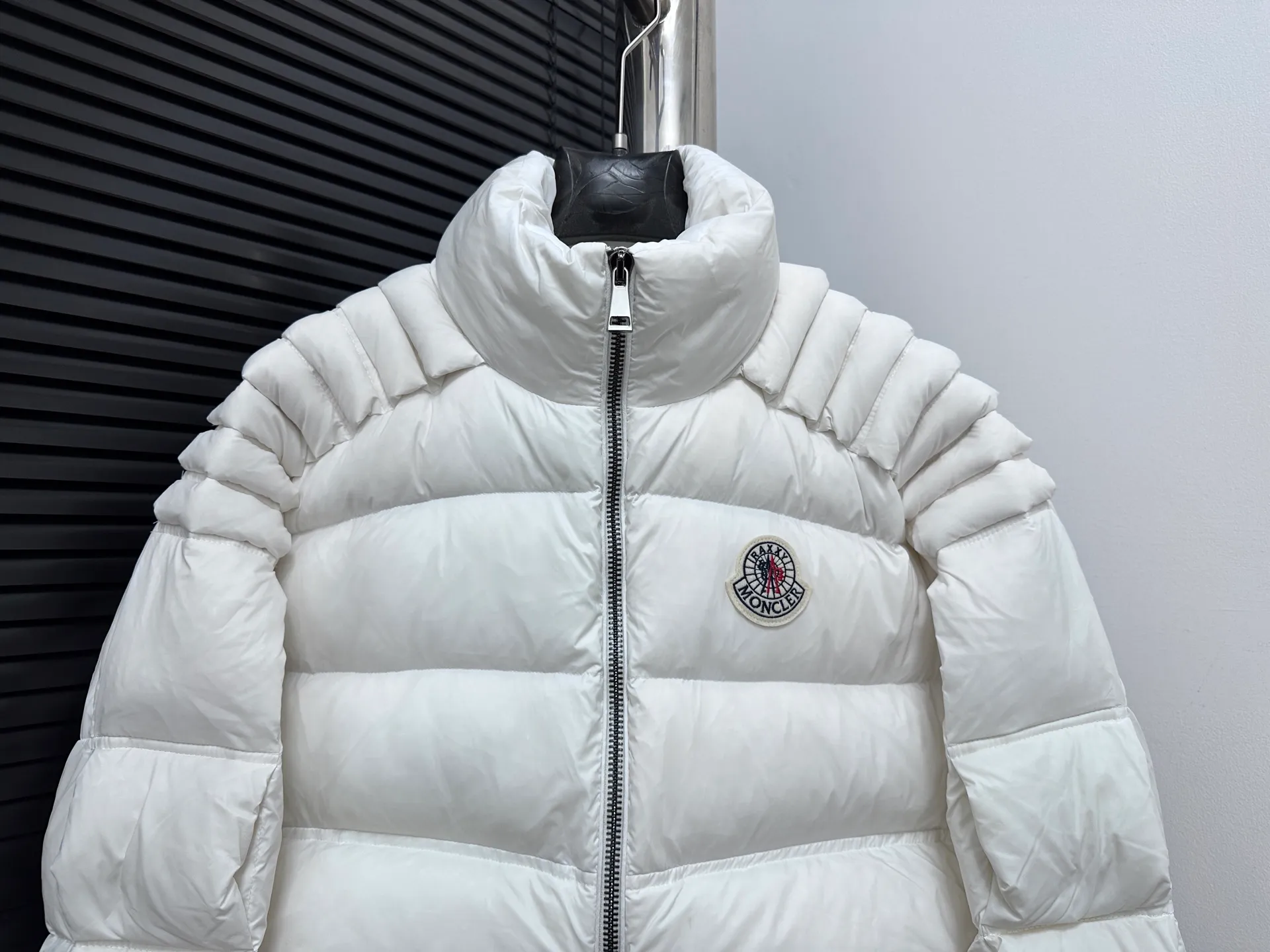 ￼ P980 [Moncler] Mengkou 2025 autumn and winter new stand-up collar down jacket. Original custom-made hardware accessories are all imported and original customization. Welcome to compare. Absolutely high quality. Made of top-grade 90 white duck down. Super soft. Filled with fluffy and full feathers. Super heavy work. The fabric is well-made and the pattern is perfect. Note that the fabric is super comfortable. Exclusive model. Non-market product. Same style for men and women. Code number: 0 1 2 3 4