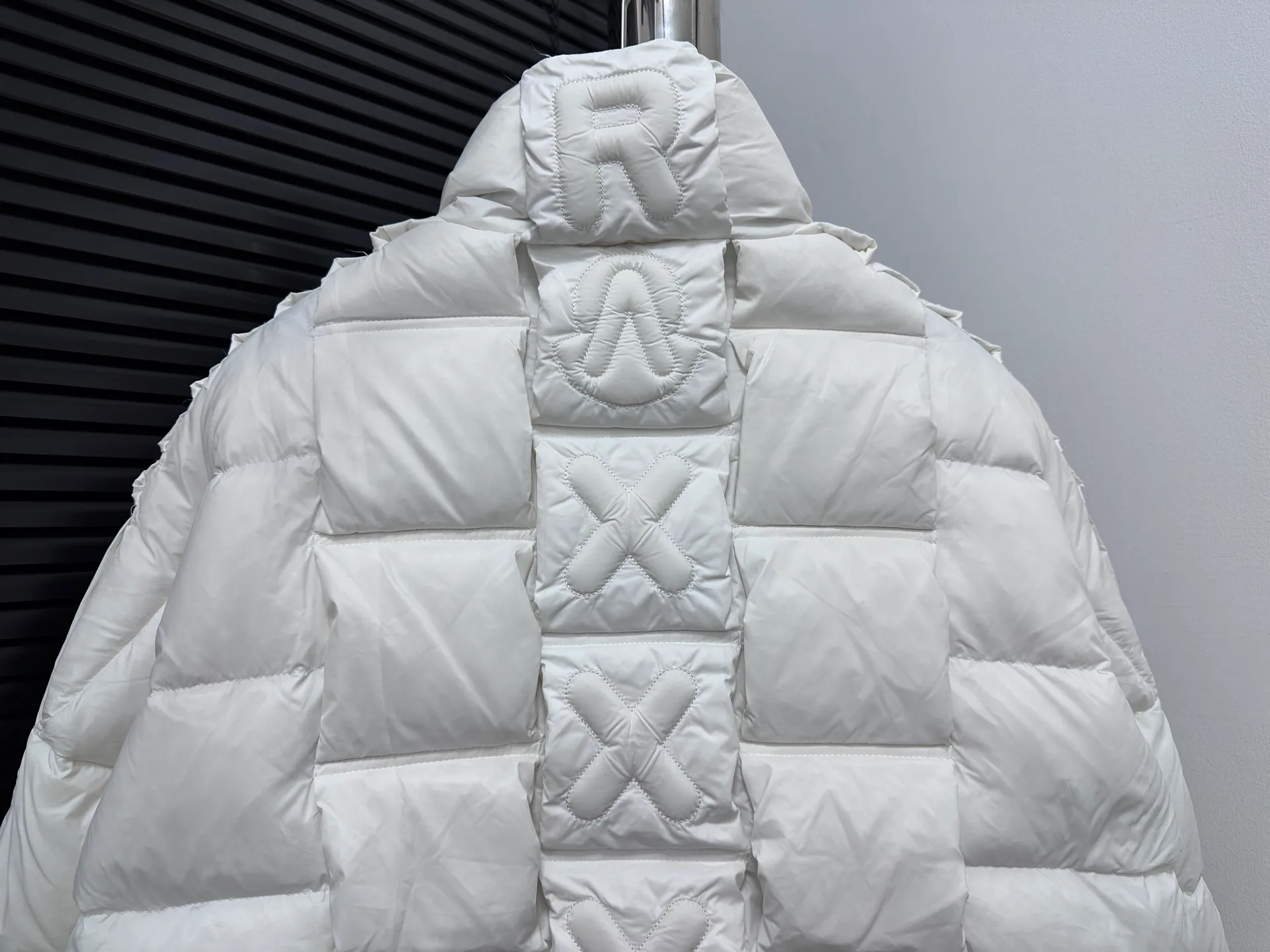 ￼ P980 [Moncler] Mengkou 2025 autumn and winter new stand-up collar down jacket. Original custom-made hardware accessories are all imported and original customization. Welcome to compare. Absolutely high quality. Made of top-grade 90 white duck down. Super soft. Filled with fluffy and full feathers. Super heavy work. The fabric is well-made and the pattern is perfect. Note that the fabric is super comfortable. Exclusive model. Non-market product. Same style for men and women. Code number: 0 1 2 3 4