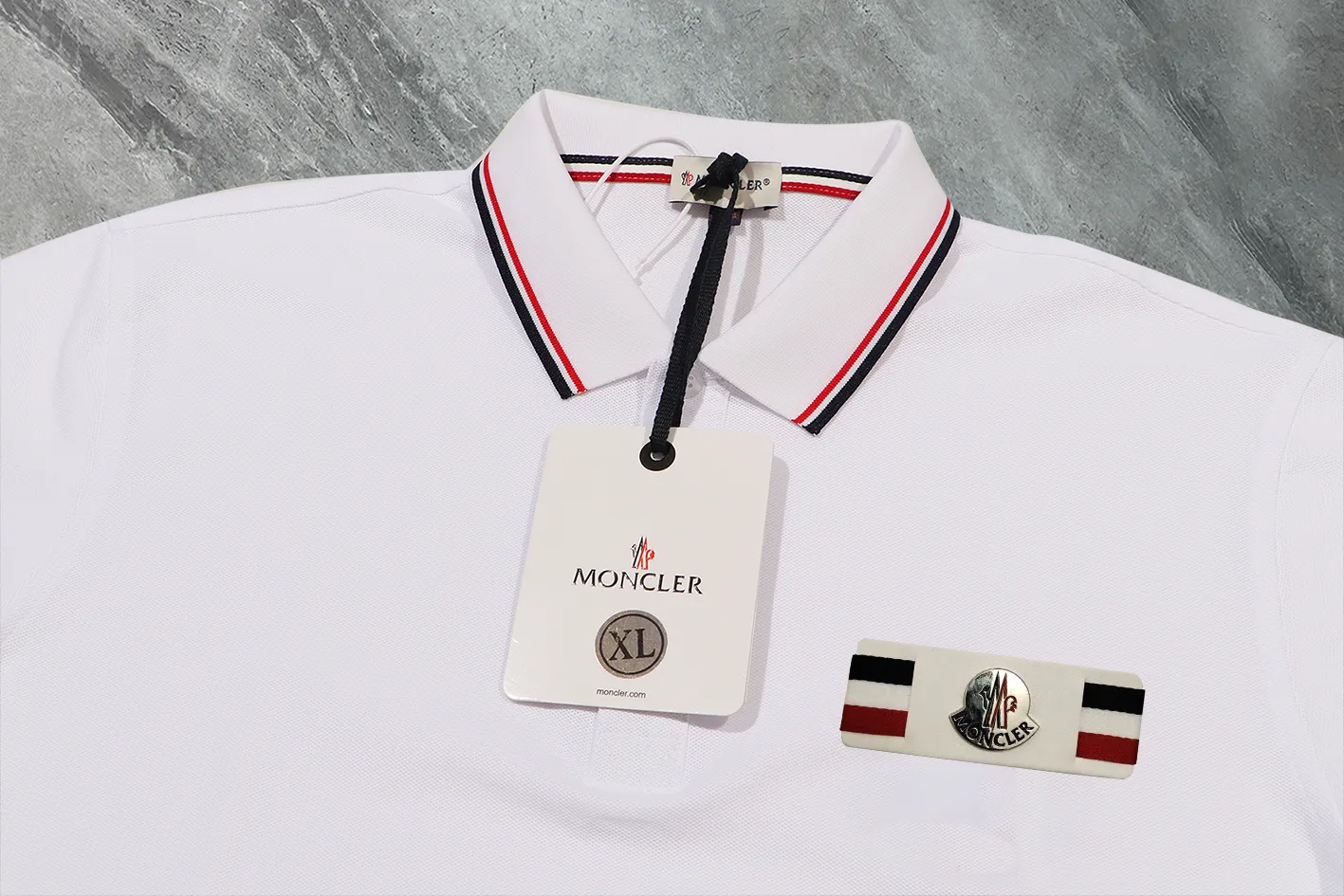 P190 Complete with three standards] MONCLER~ MONCLER 2024 summer new high-quality lapel short-sleeved POLO shirt, counter-customized fabric, high breathability and comfort, impeccable details, brand element design concept, reflecting high quality. It feels delicate and soft! It presents a casual cut and the upper body shape is great! The chest is filled with three-dimensional embroidery of the brand LOGO to highlight quality and luxury. Color: black/white Size: M~3XL